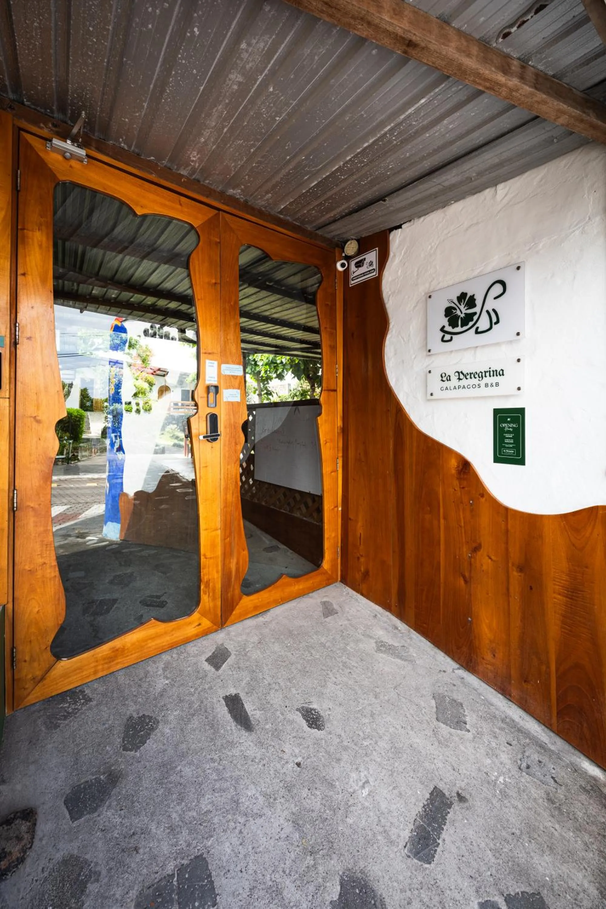 Facade/entrance in La Peregrina Galapagos B&B