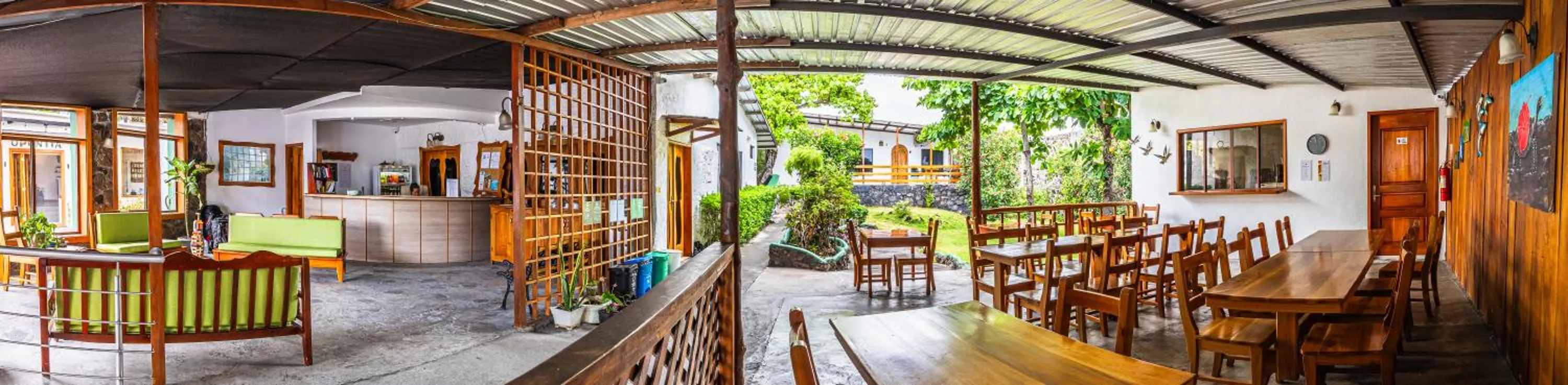 Lobby or reception in La Peregrina Galapagos B&B