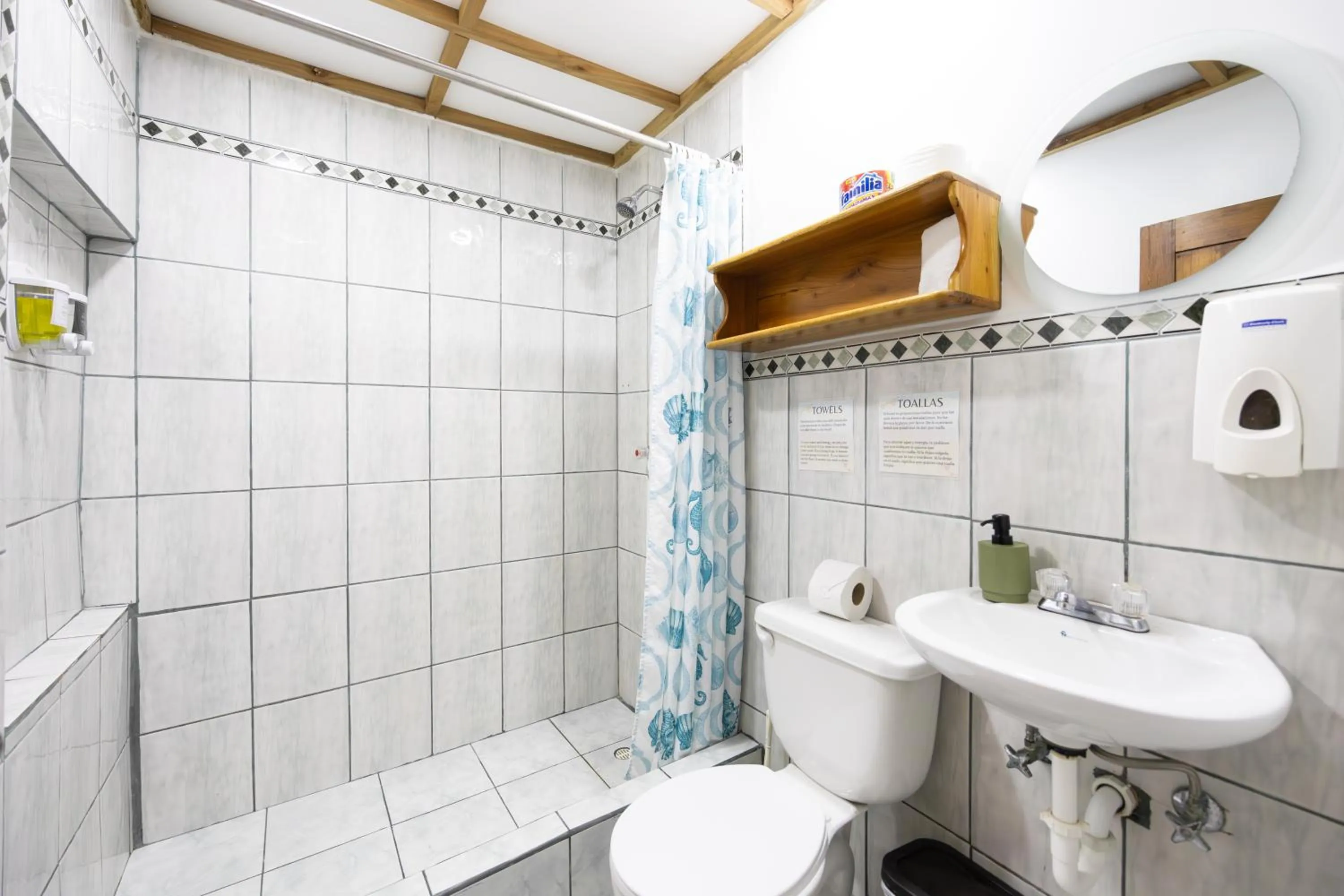 Bathroom in La Peregrina Galapagos B&B