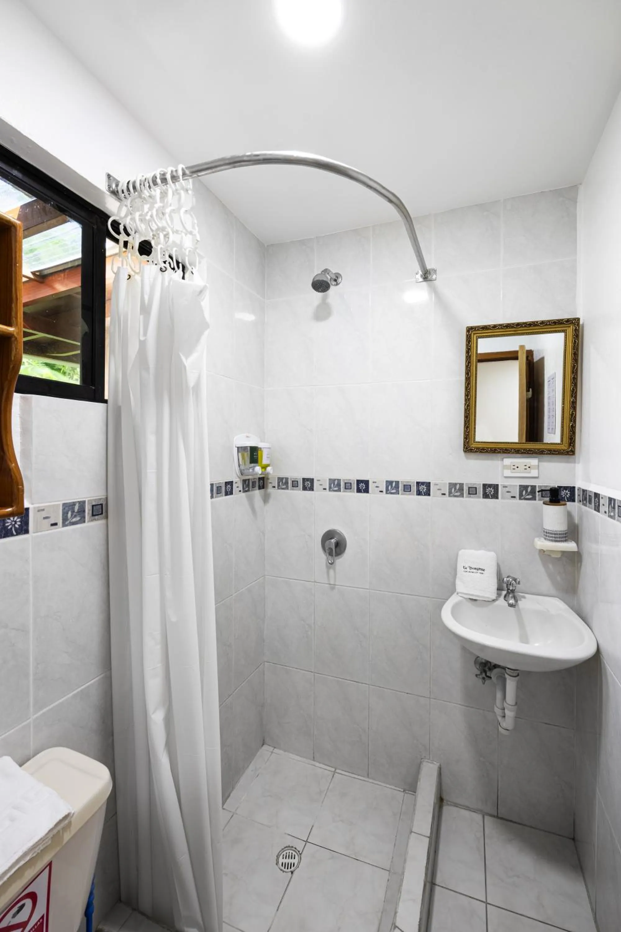 Shower in La Peregrina Galapagos B&B