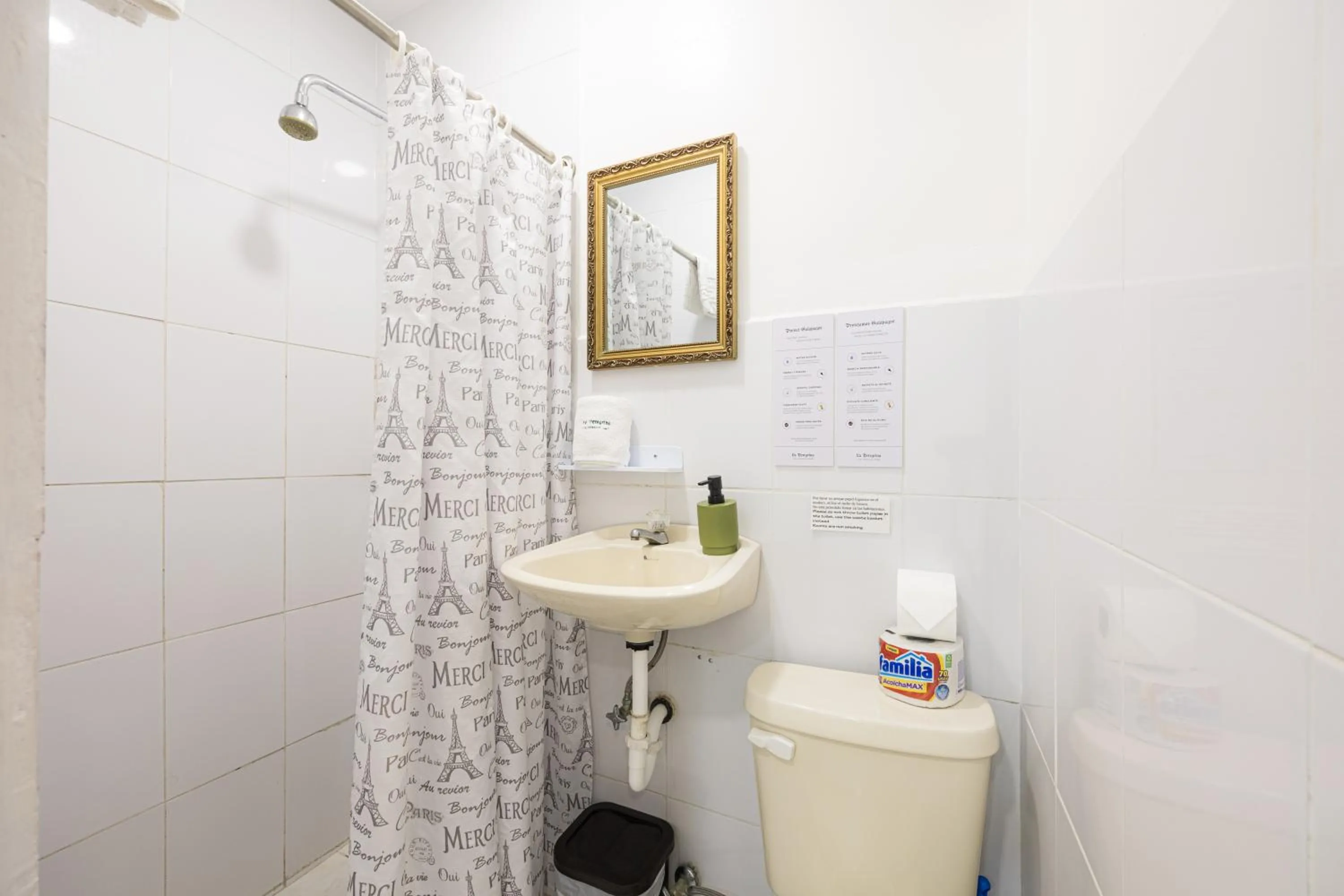 Bathroom in La Peregrina Galapagos B&B