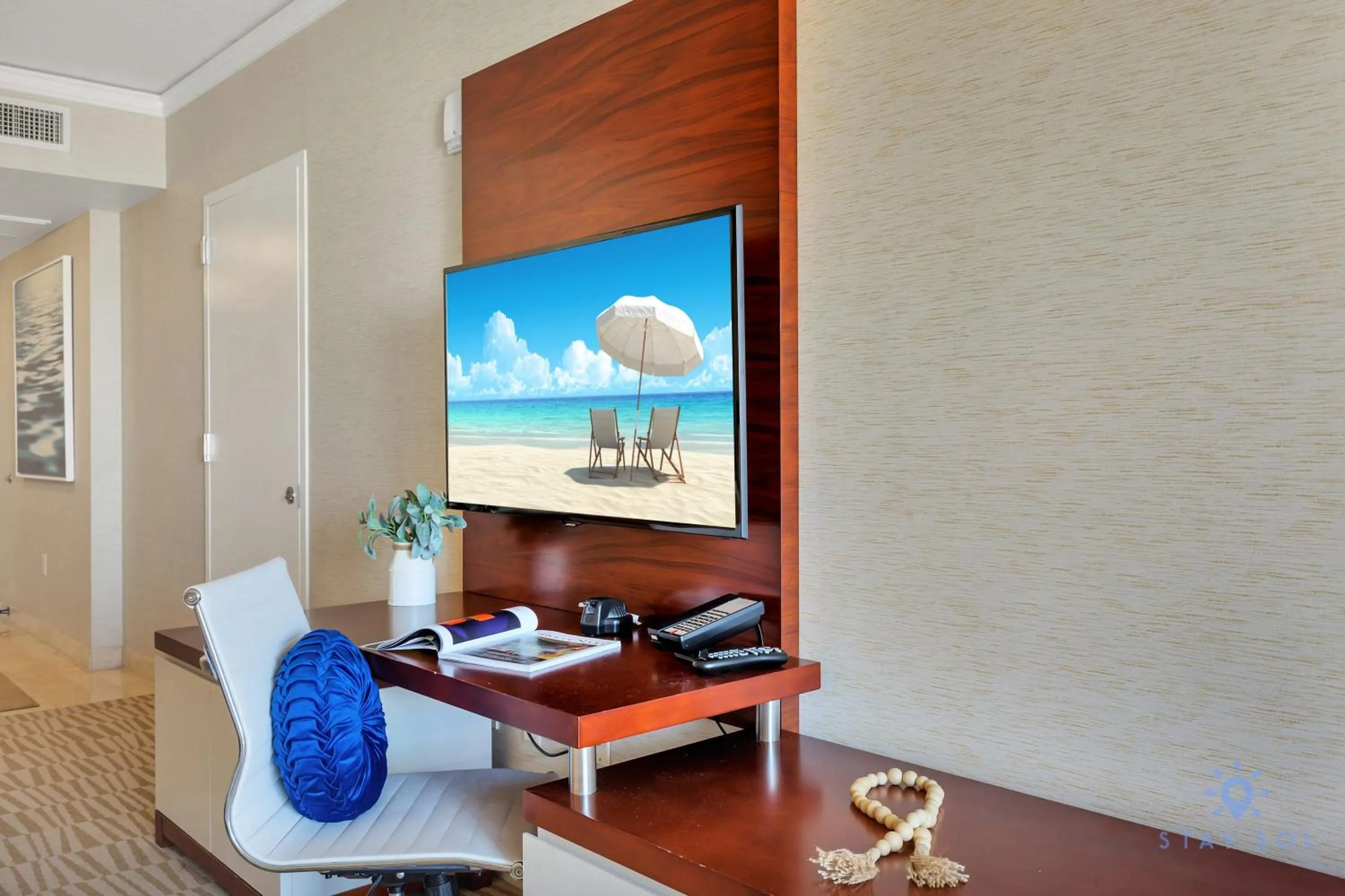 TV and multimedia in Deluxe Studio Balcony Bay View Amazing Pool
