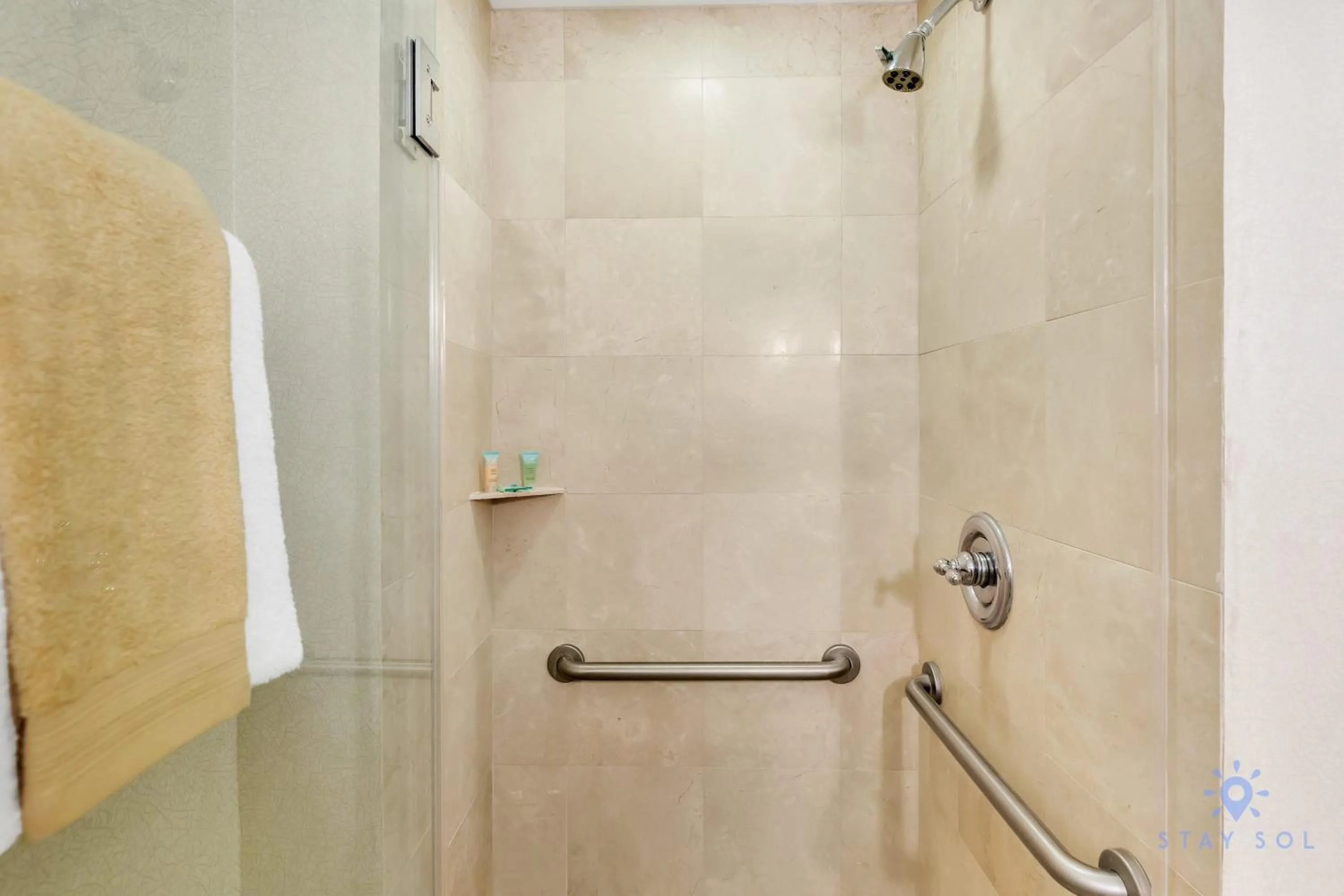 Shower in Deluxe Studio Balcony Bay View Amazing Pool