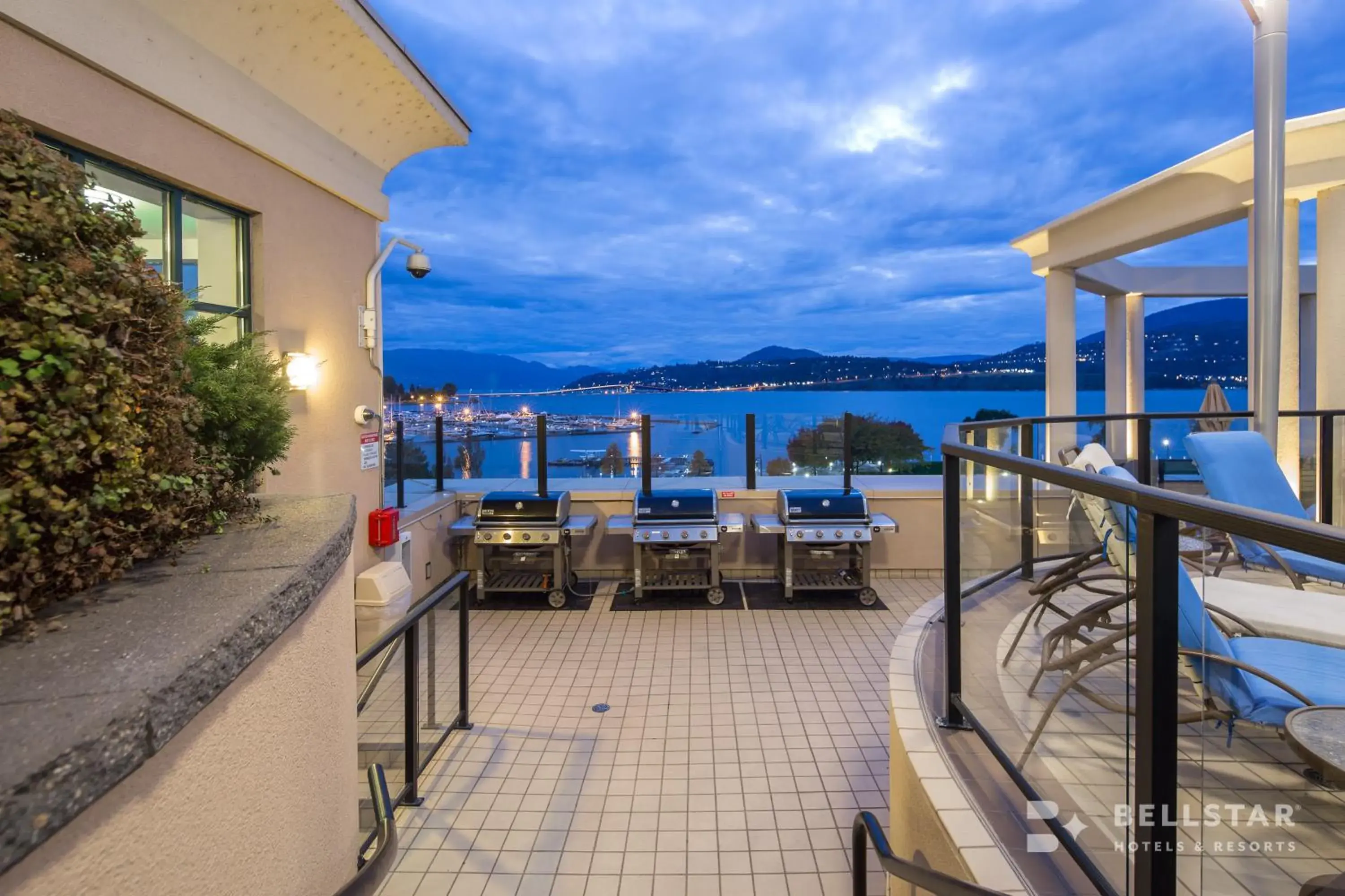 Patio in The Royal Kelowna - Bellstar Hotels & Resorts Patio in The Royal Kelowna - Bellstar Hotels & Resorts