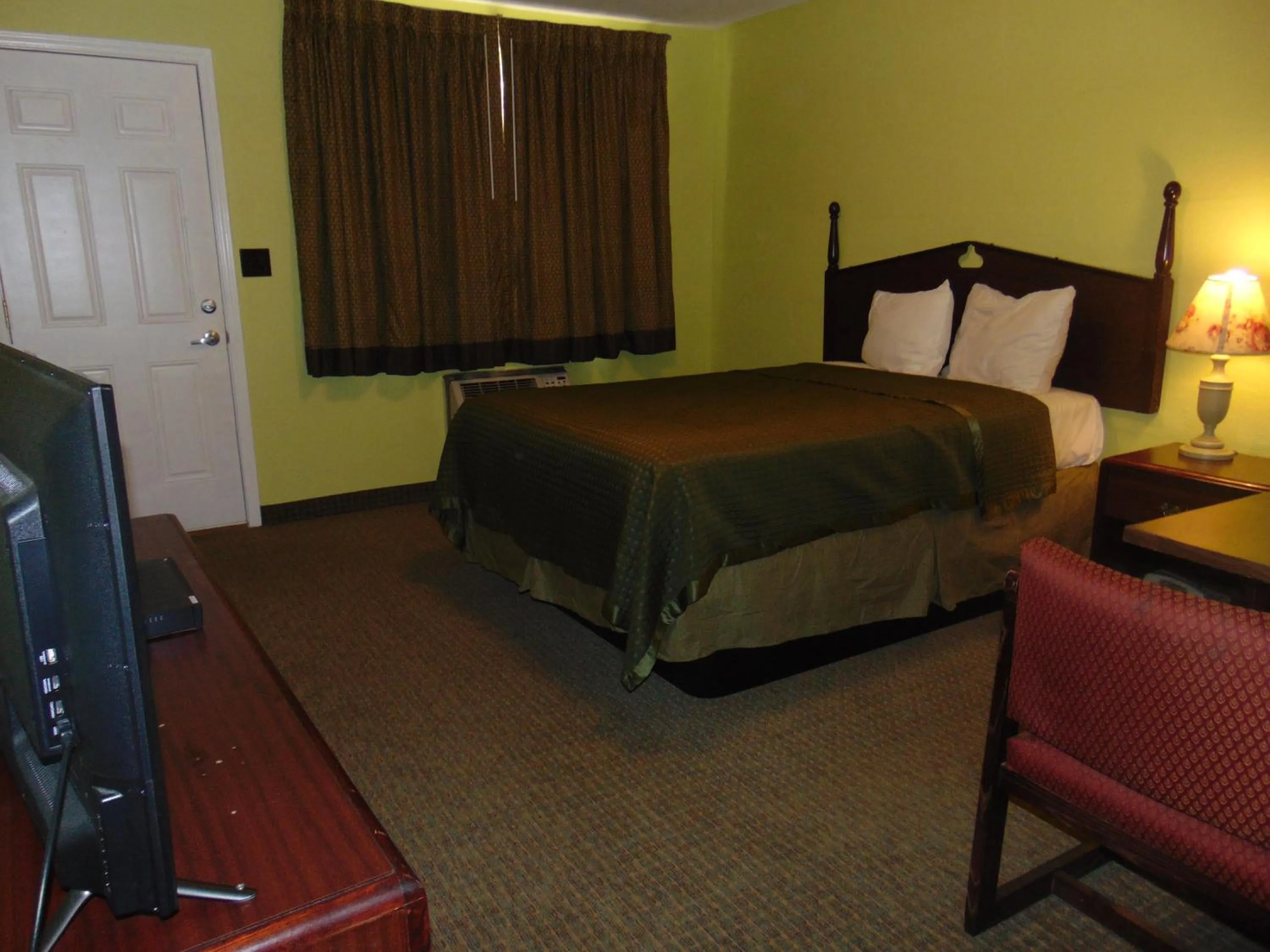 Bed in Westbrook Motel