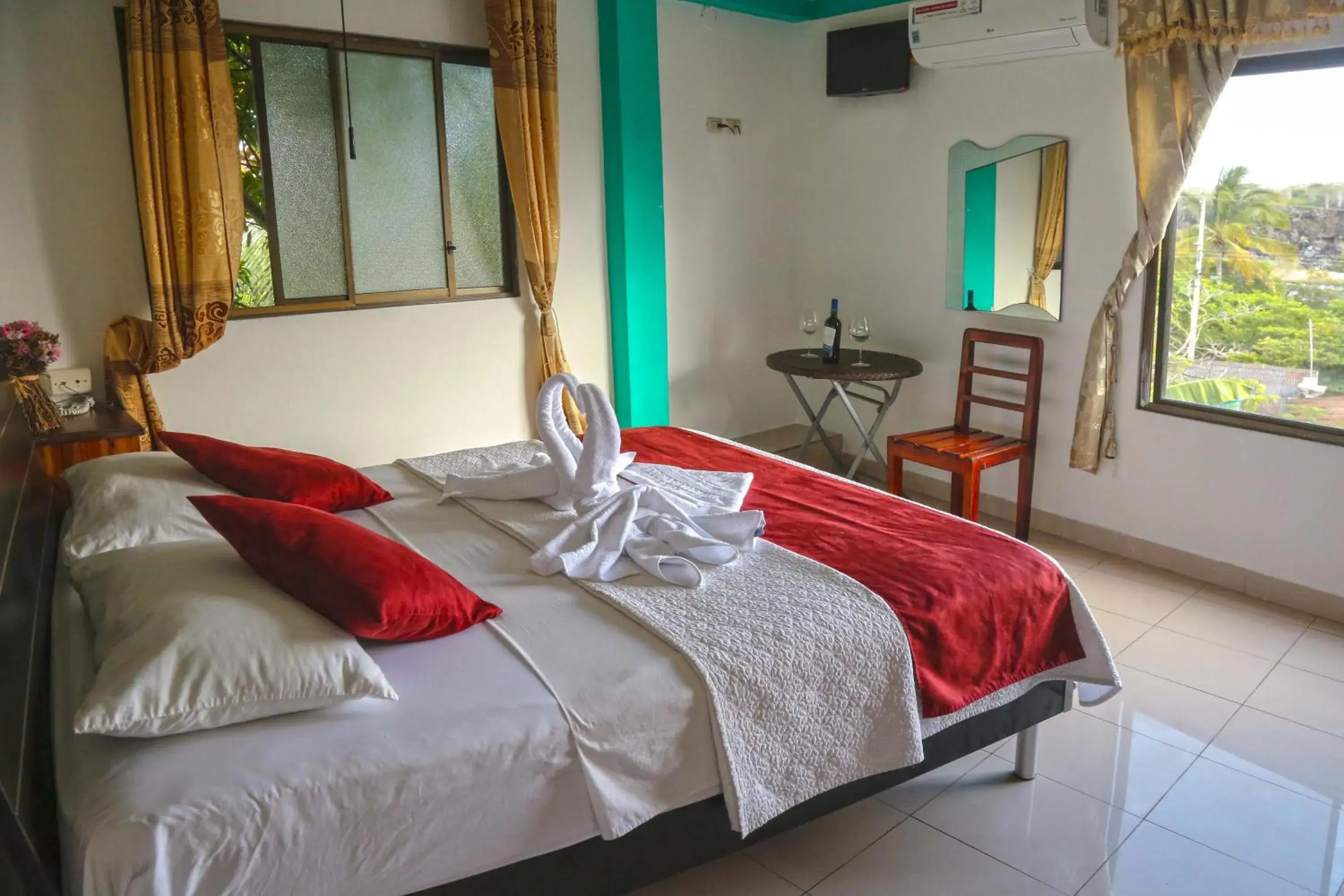 Deluxe Double Room in Hostal Sir Francis Drake Deluxe Double Room in Hostal Sir Francis Drake