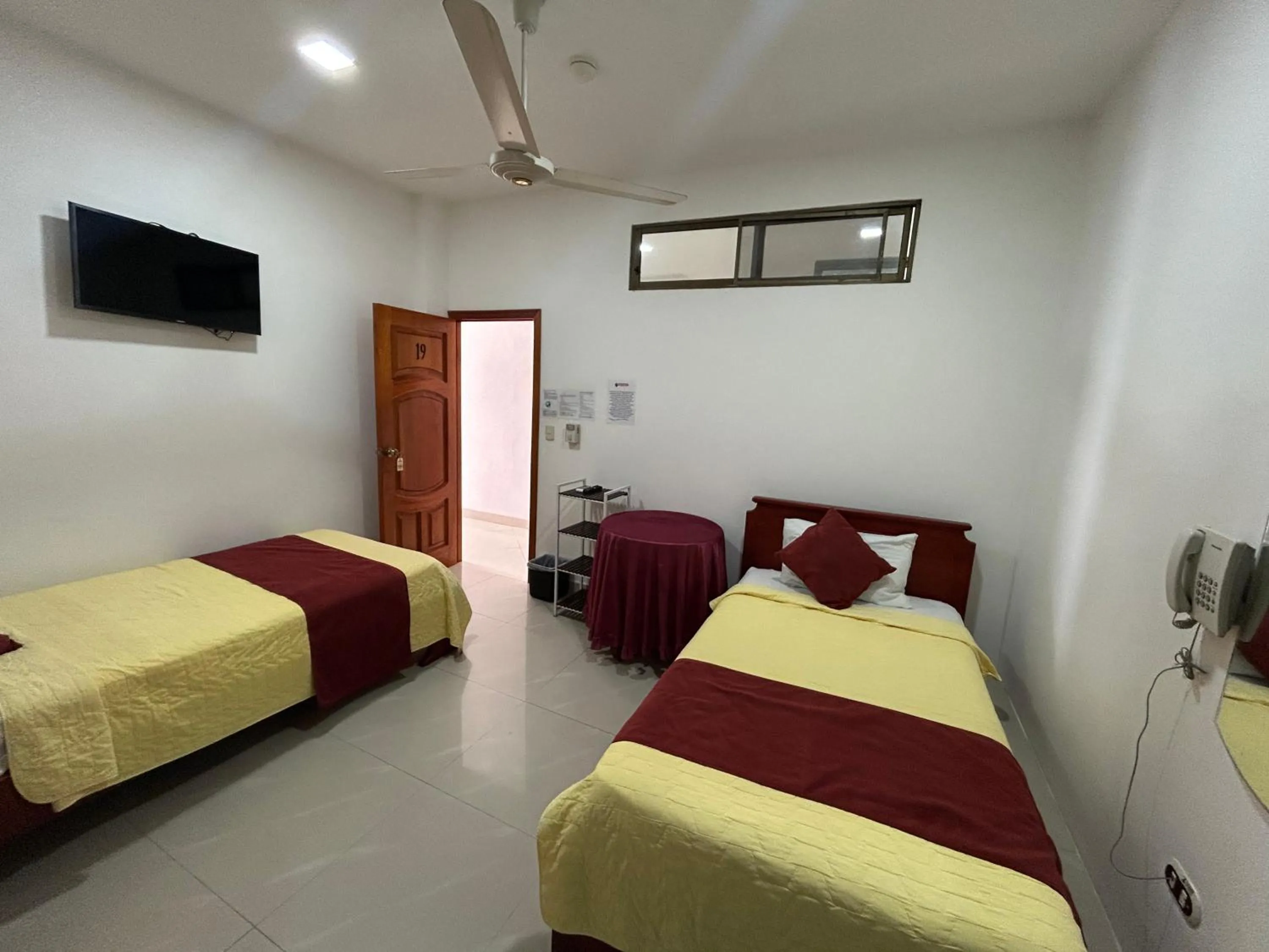 TV and multimedia, Bed in Hostal Sir Francis Drake