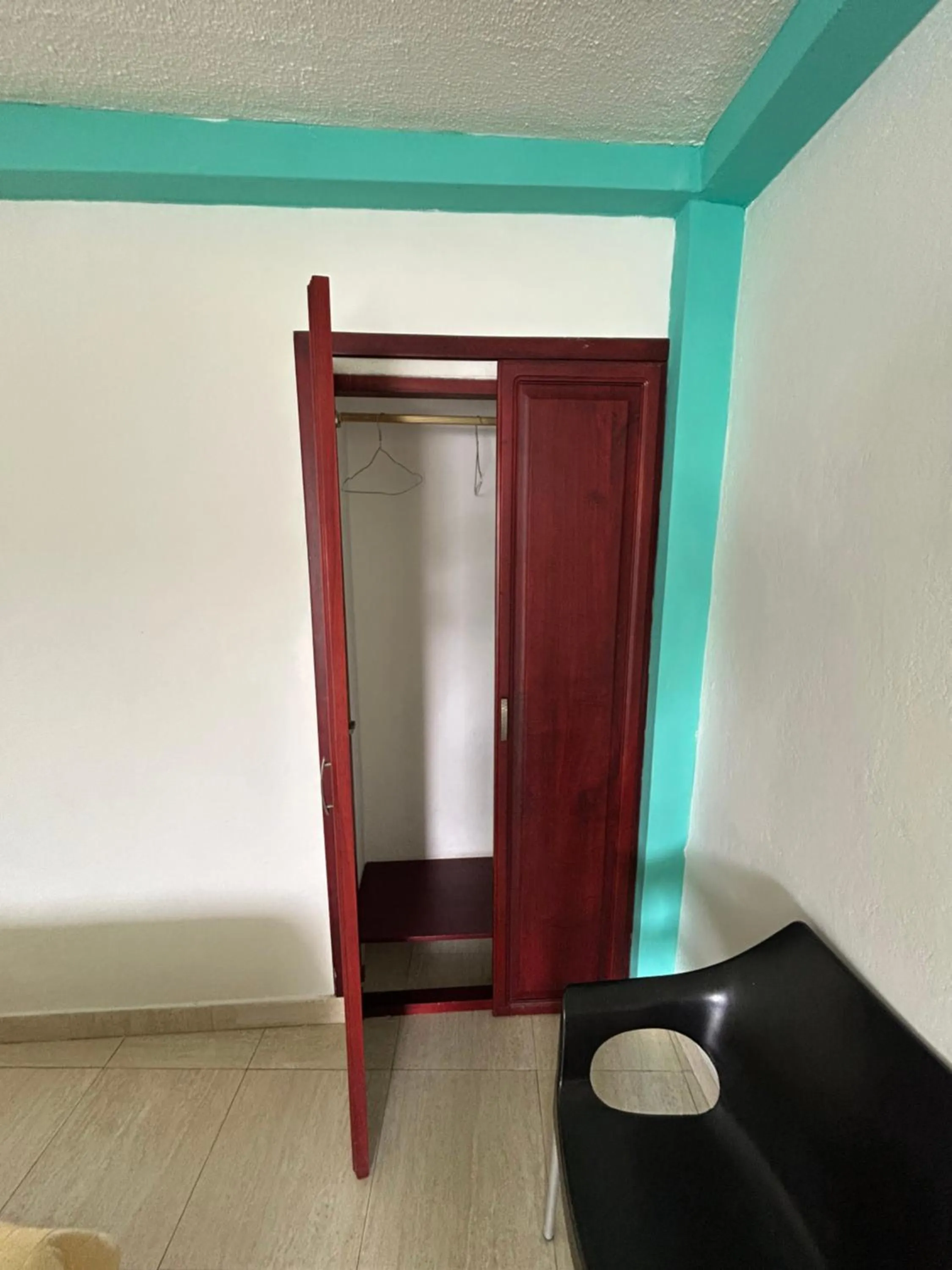 wardrobe in Hostal Sir Francis Drake