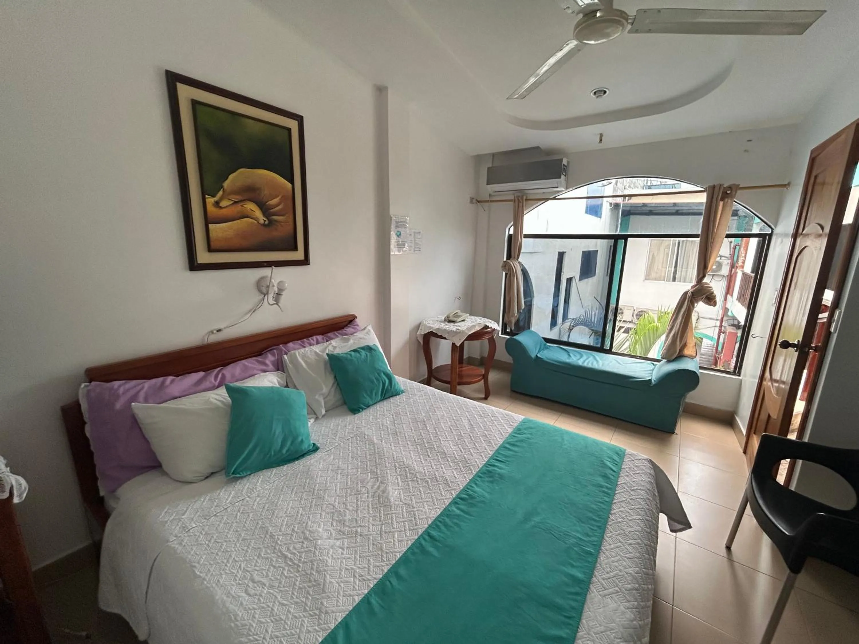 TV and multimedia, Bed in Hostal Sir Francis Drake