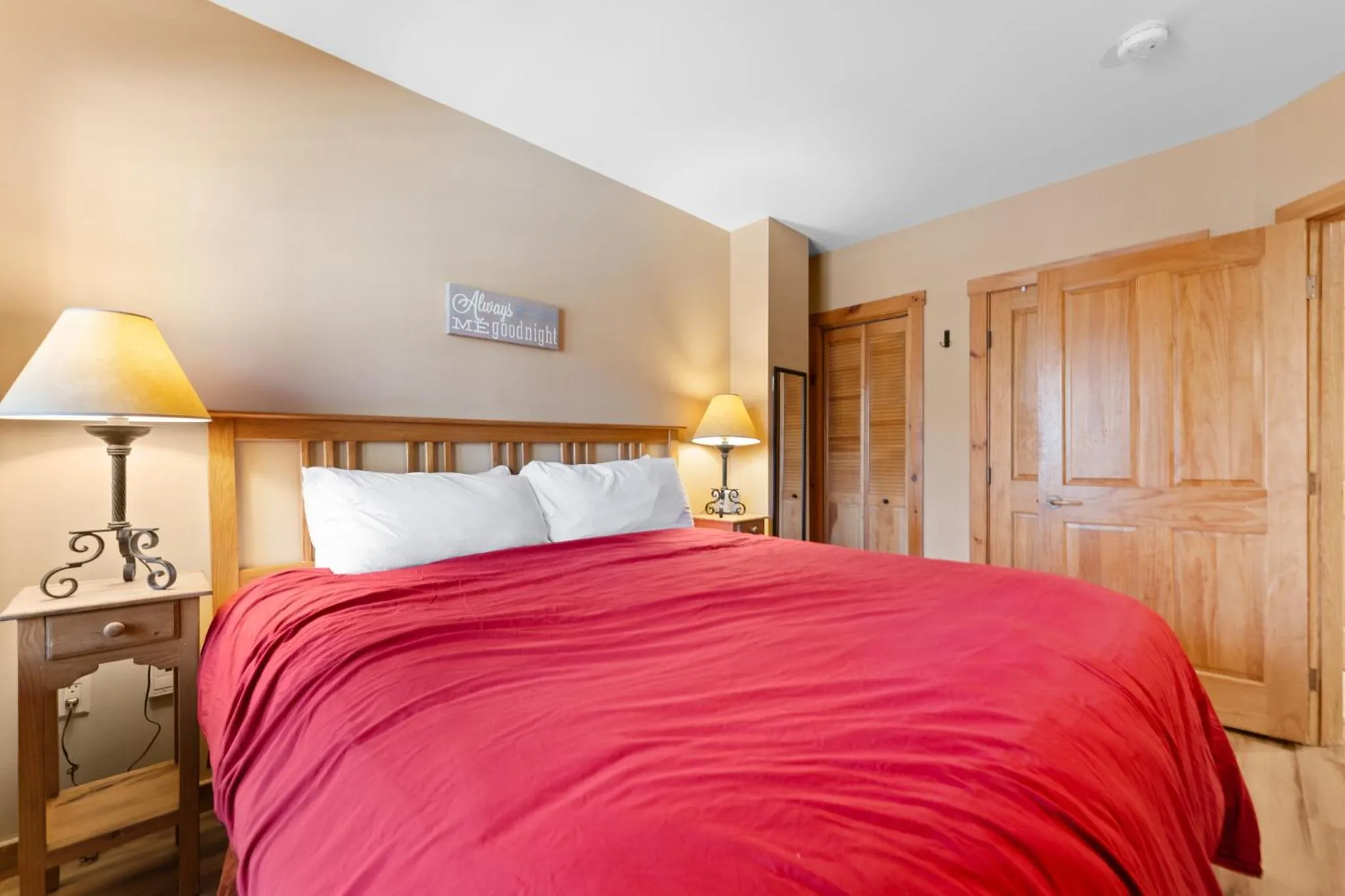Other, Bed in Dakota Lodge 8482