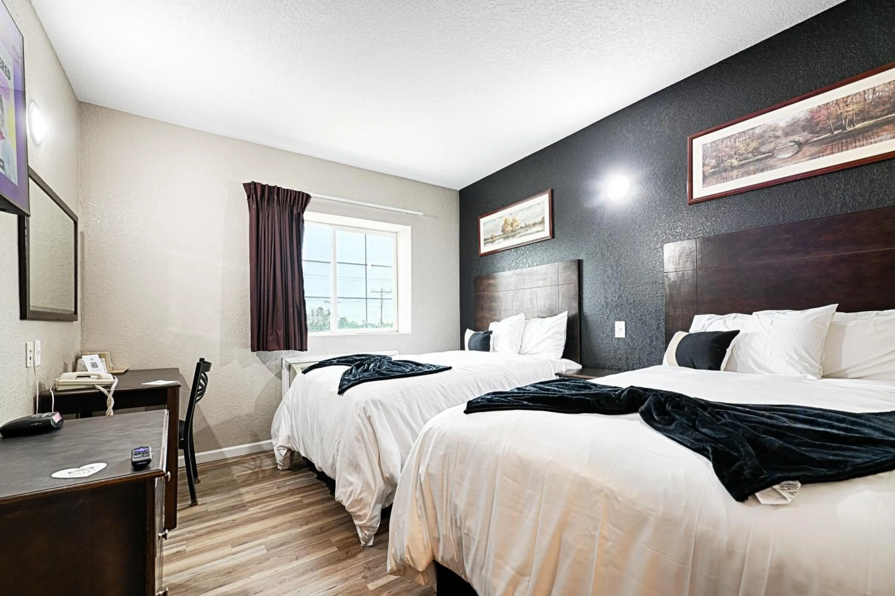 Photo of the whole room, Bed in Hotel Dilley Grand