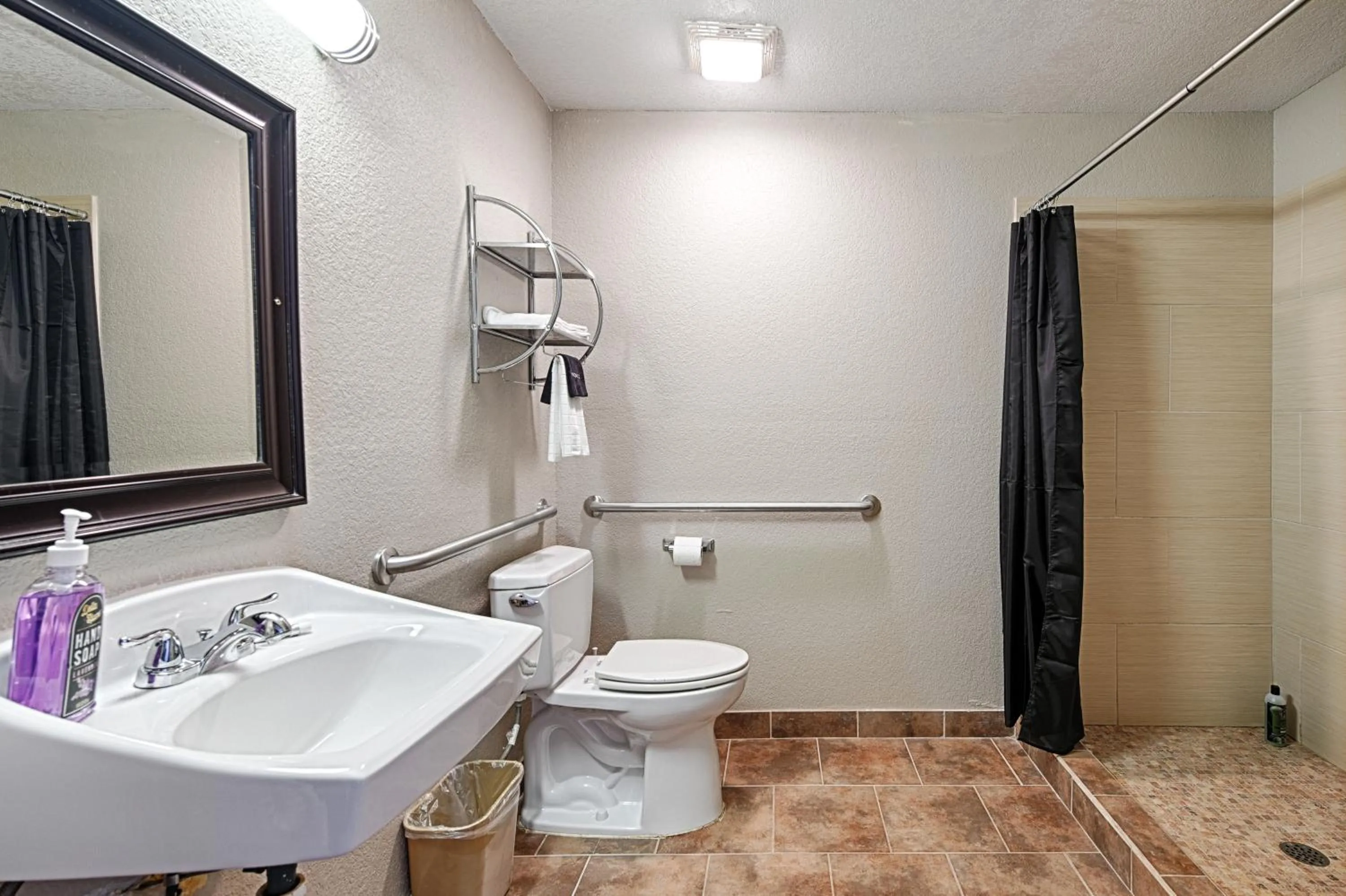 Bathroom in Hotel Dilley Grand