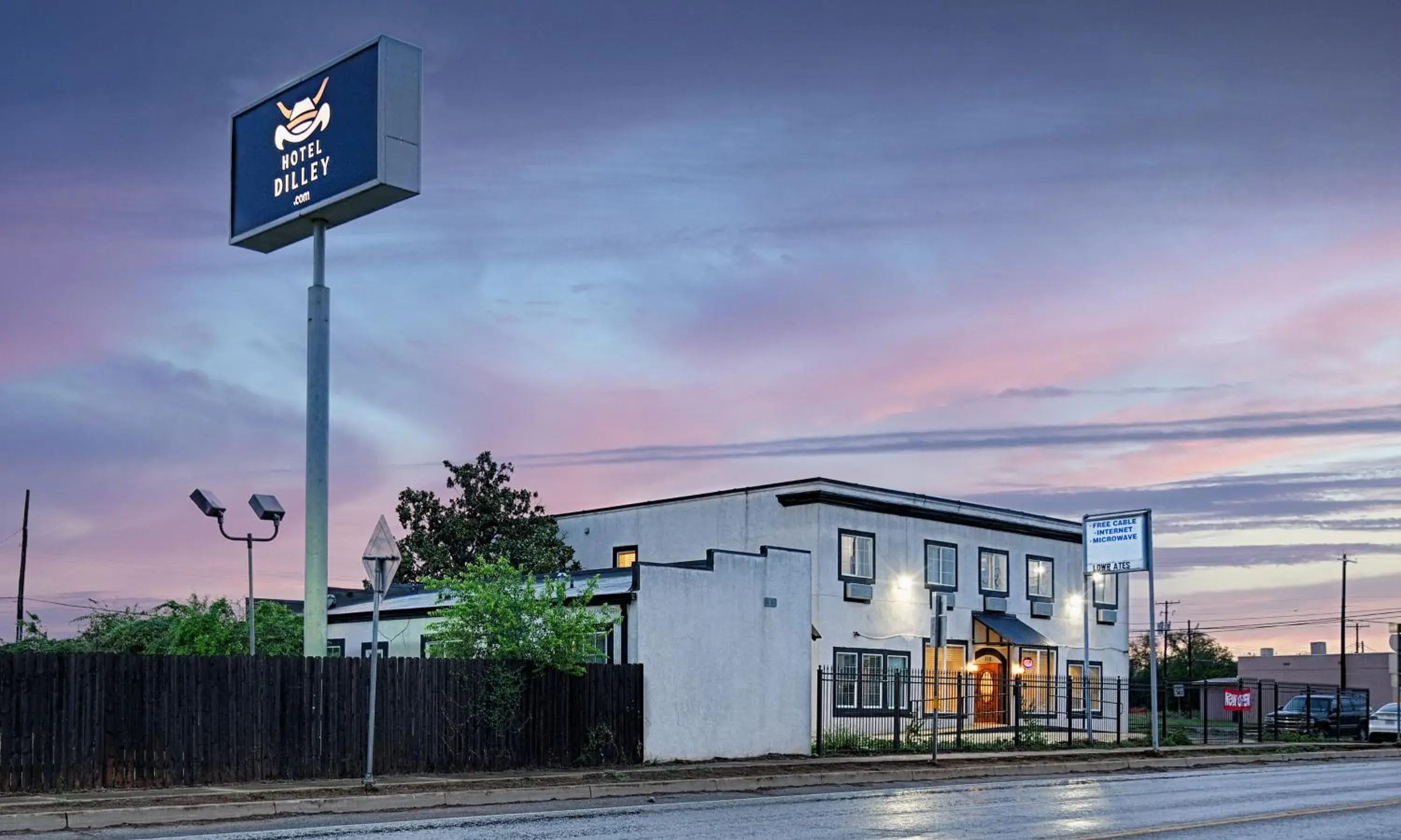 Property building in Hotel Dilley Grand Property building in Hotel Dilley Grand