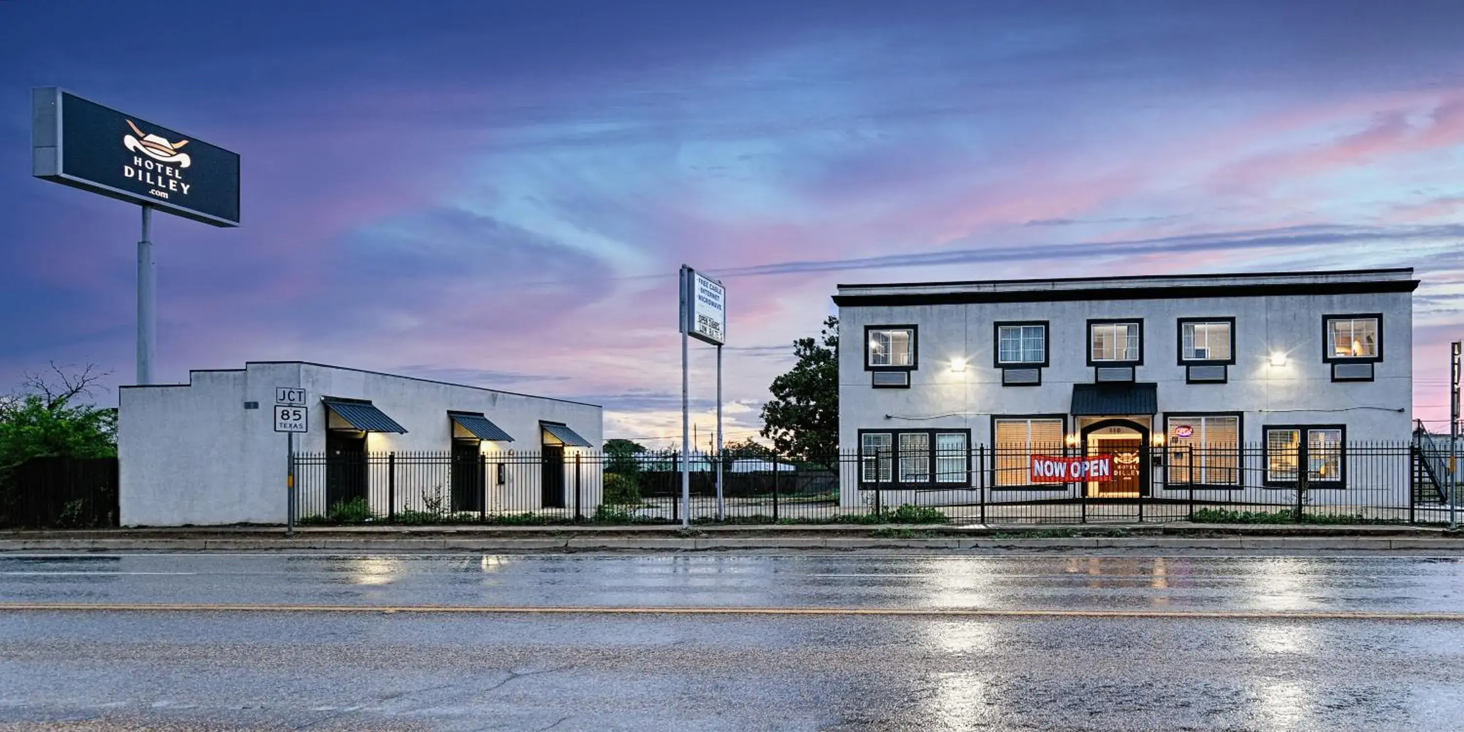 Property building in Hotel Dilley Grand Property building in Hotel Dilley Grand