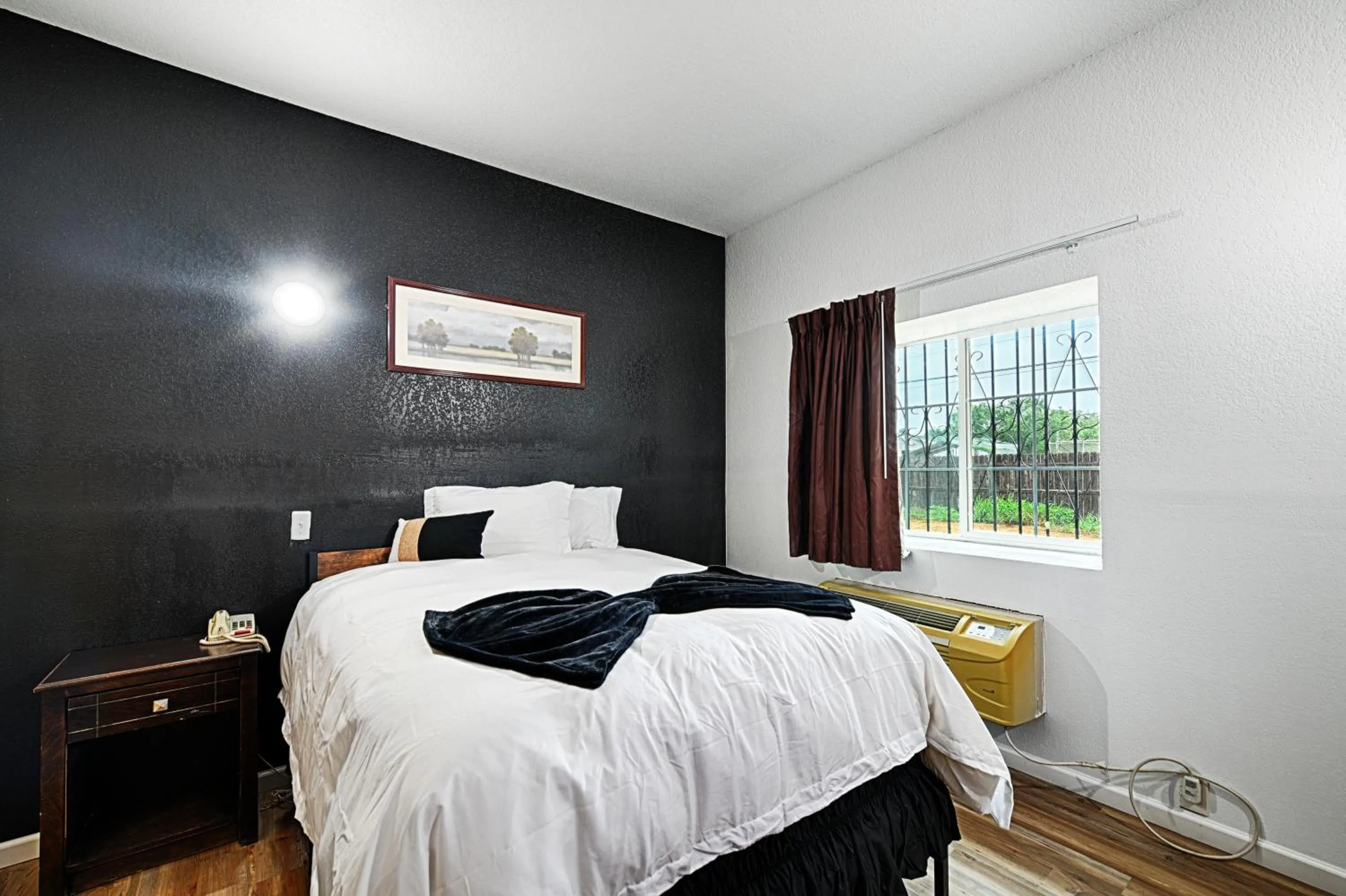 Bed in Hotel Dilley Grand