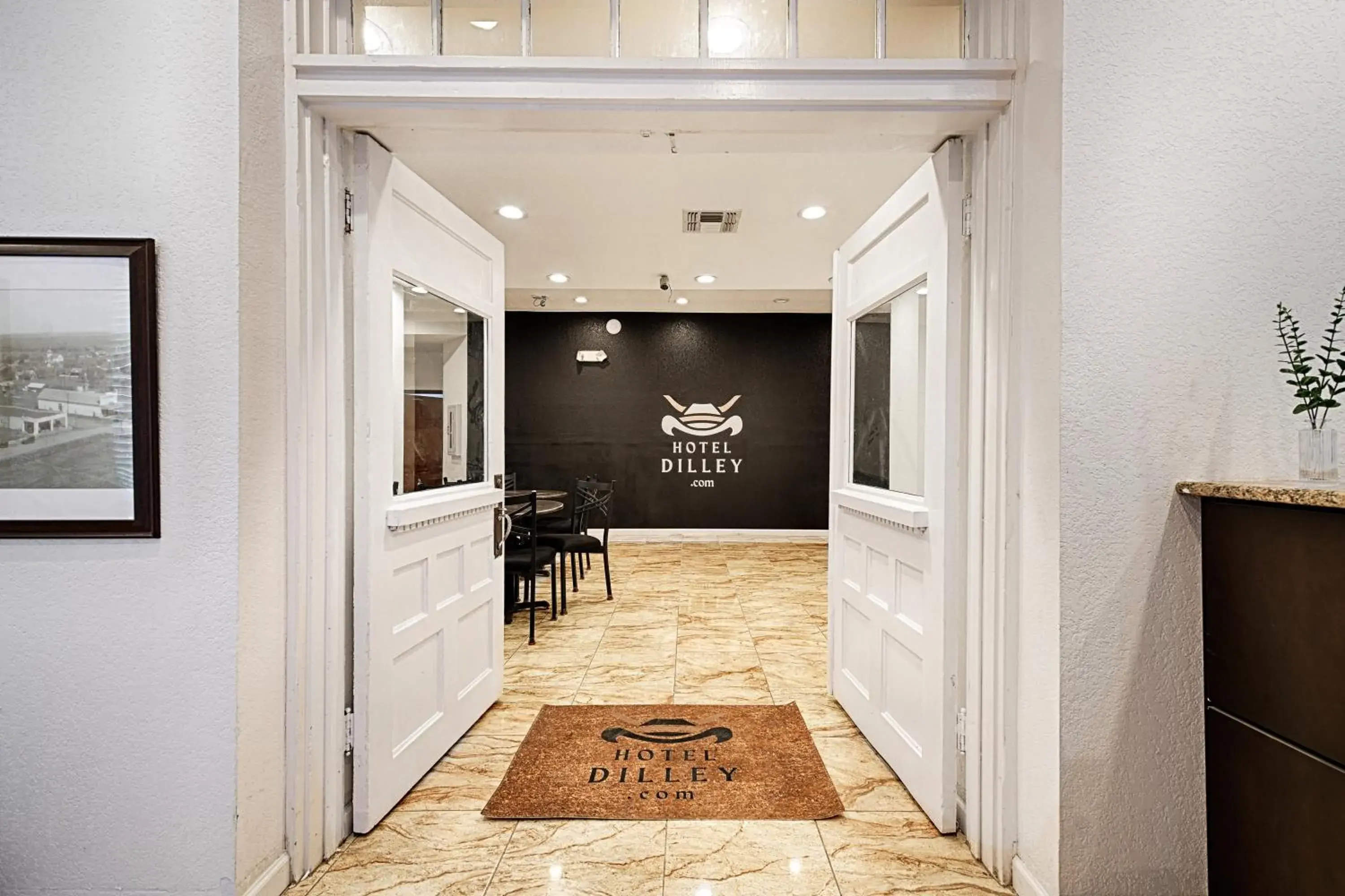 Facade/entrance in Hotel Dilley Grand Facade/entrance in Hotel Dilley Grand