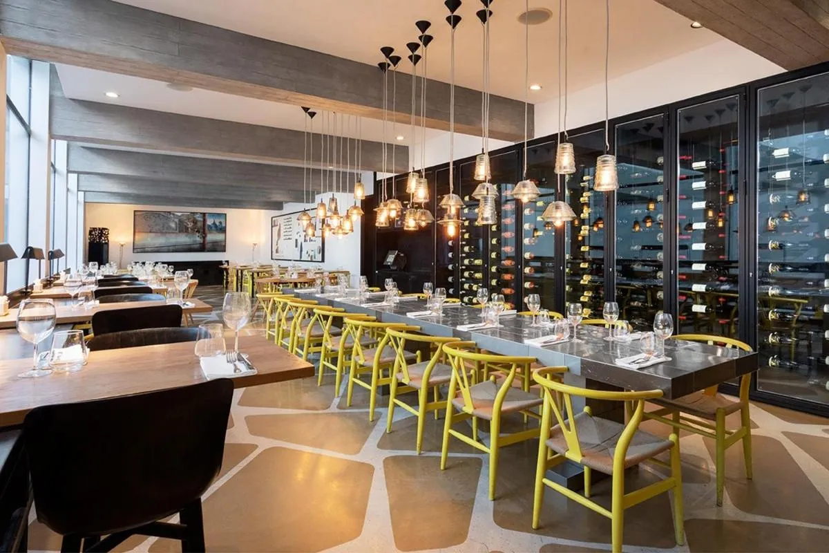 Restaurant/places to eat in Elma Hotel and Art Complex