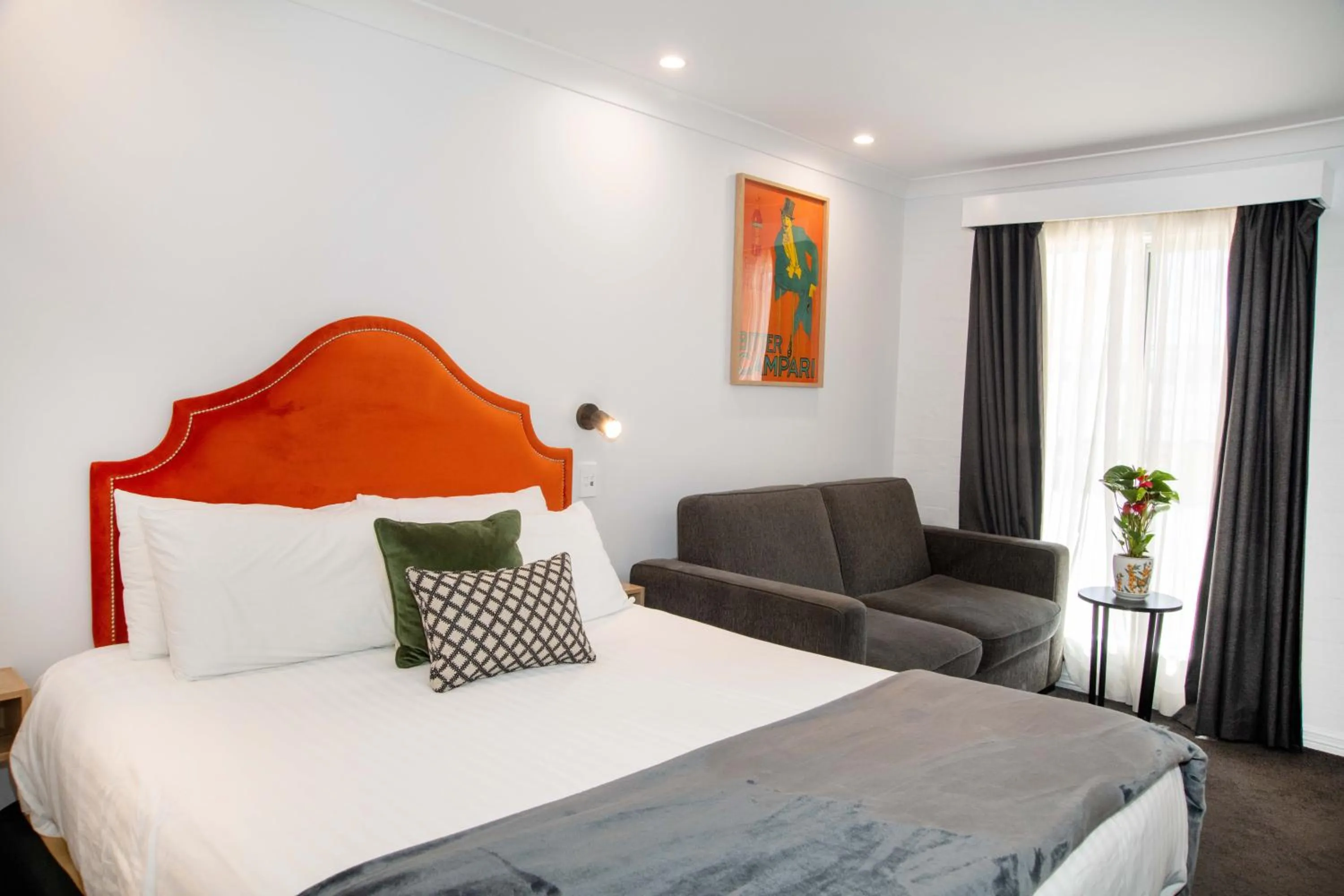 Bedroom, Bed in Town Square Motel