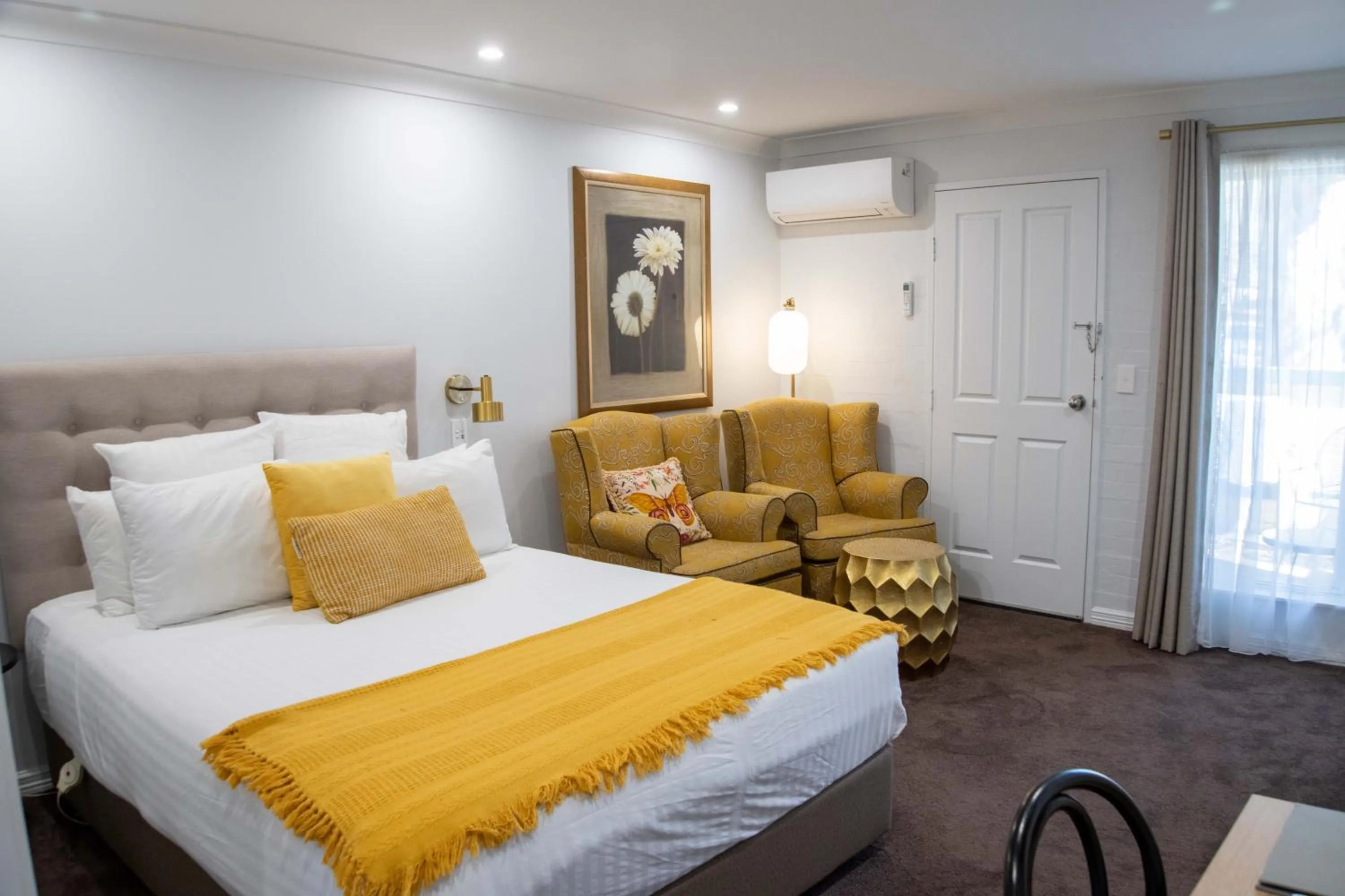 Seating area, Bed in Town Square Motel