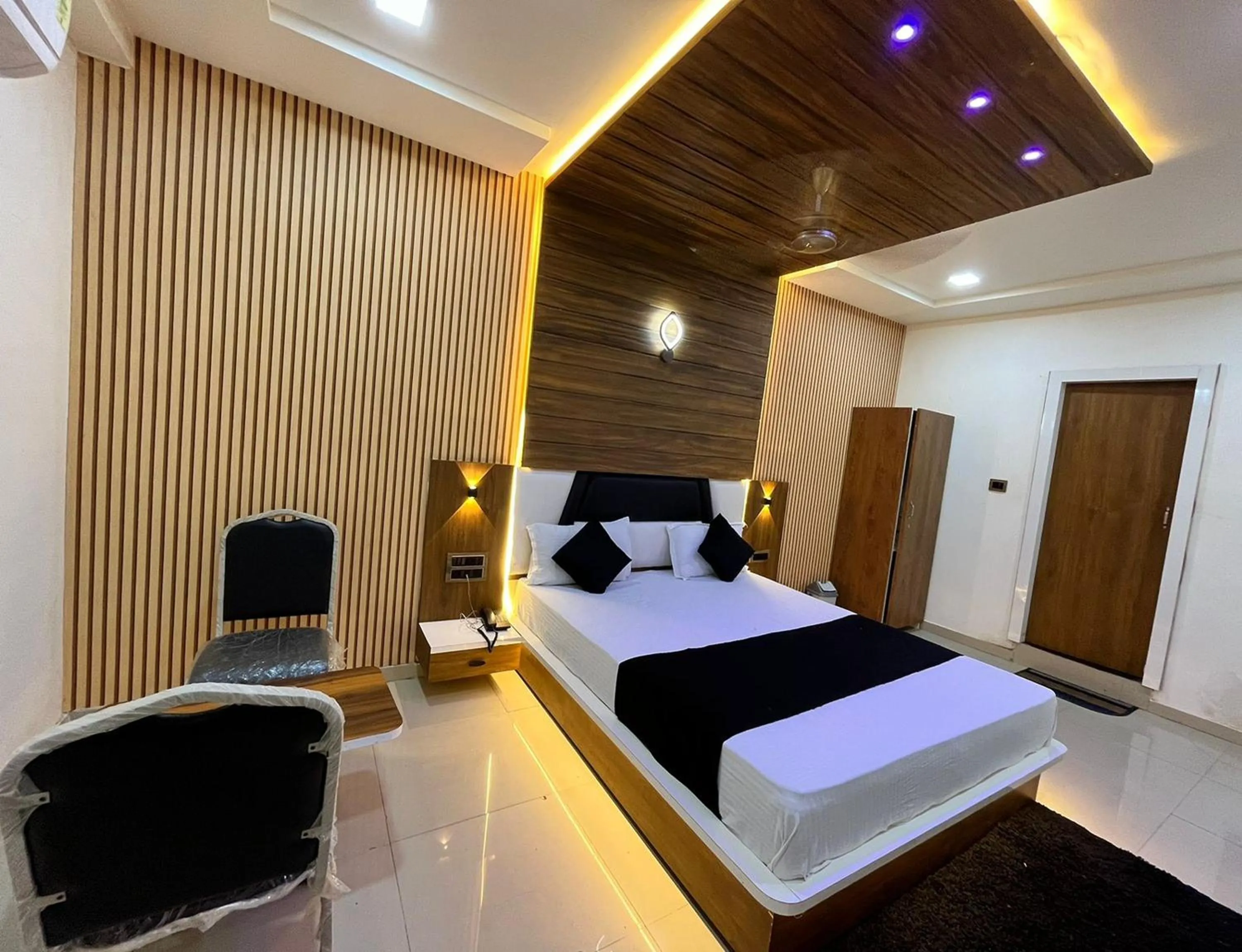 Bed in Hotel The Grand Near Maninagar Railway Station Ahmedabad