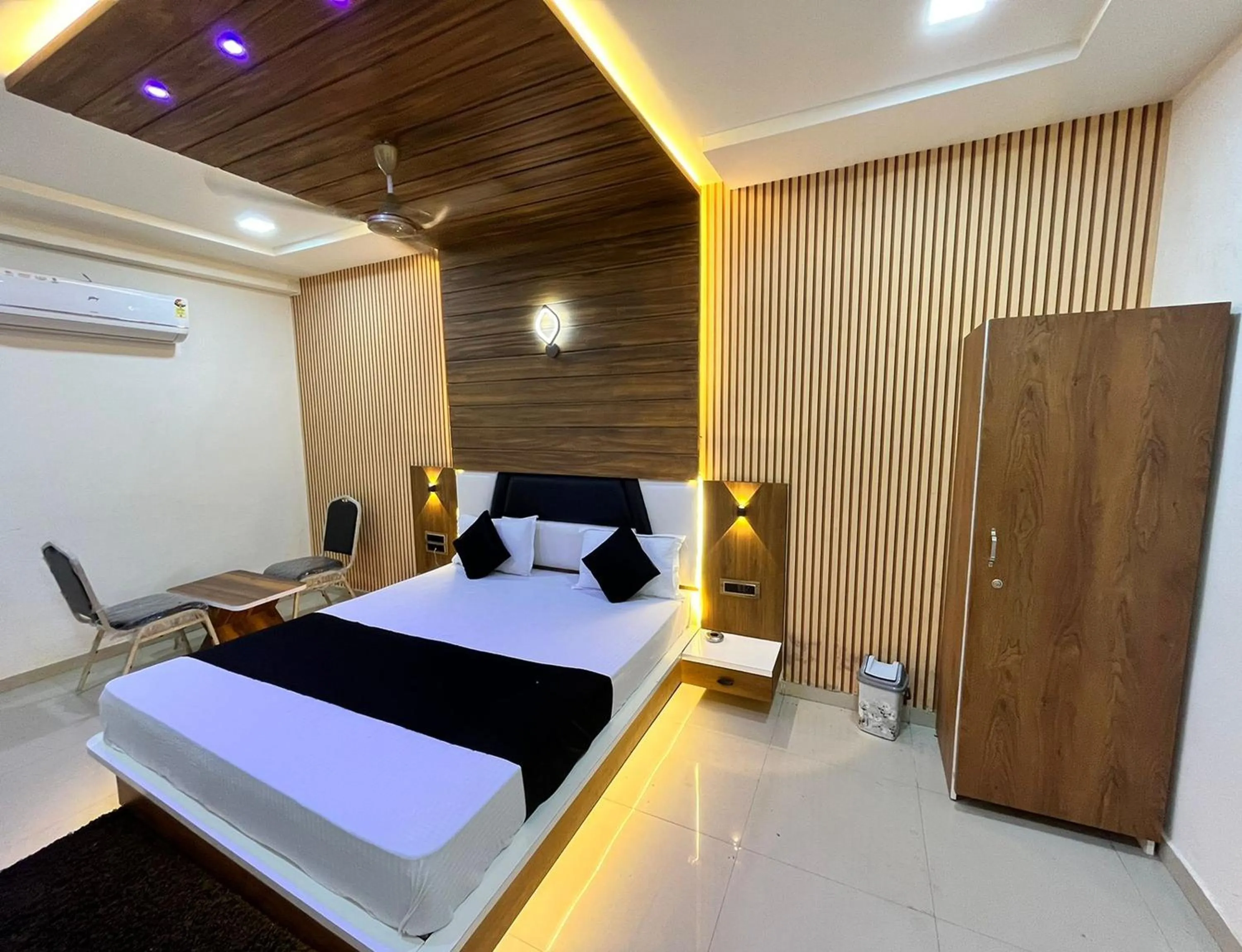 Bed in Hotel The Grand Near Maninagar Railway Station Ahmedabad