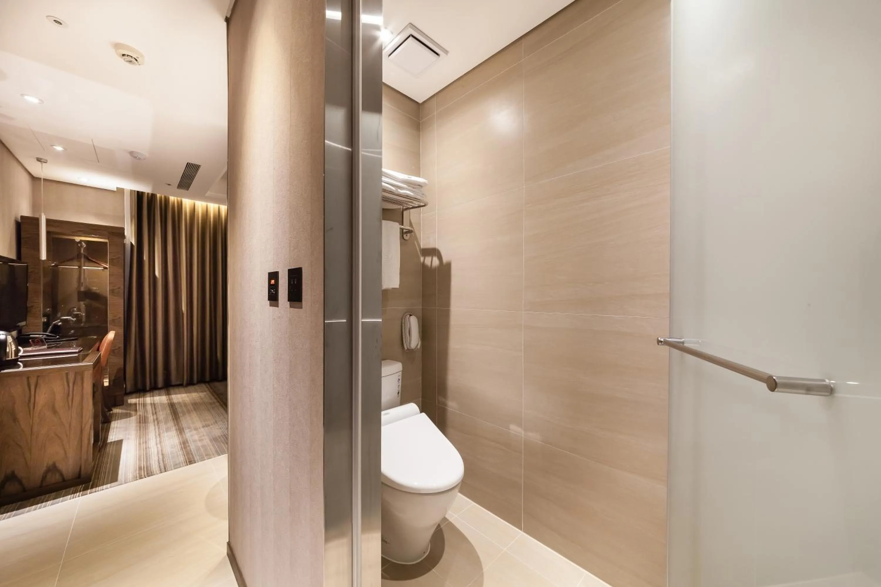 Toilet in Green World Taipei Station