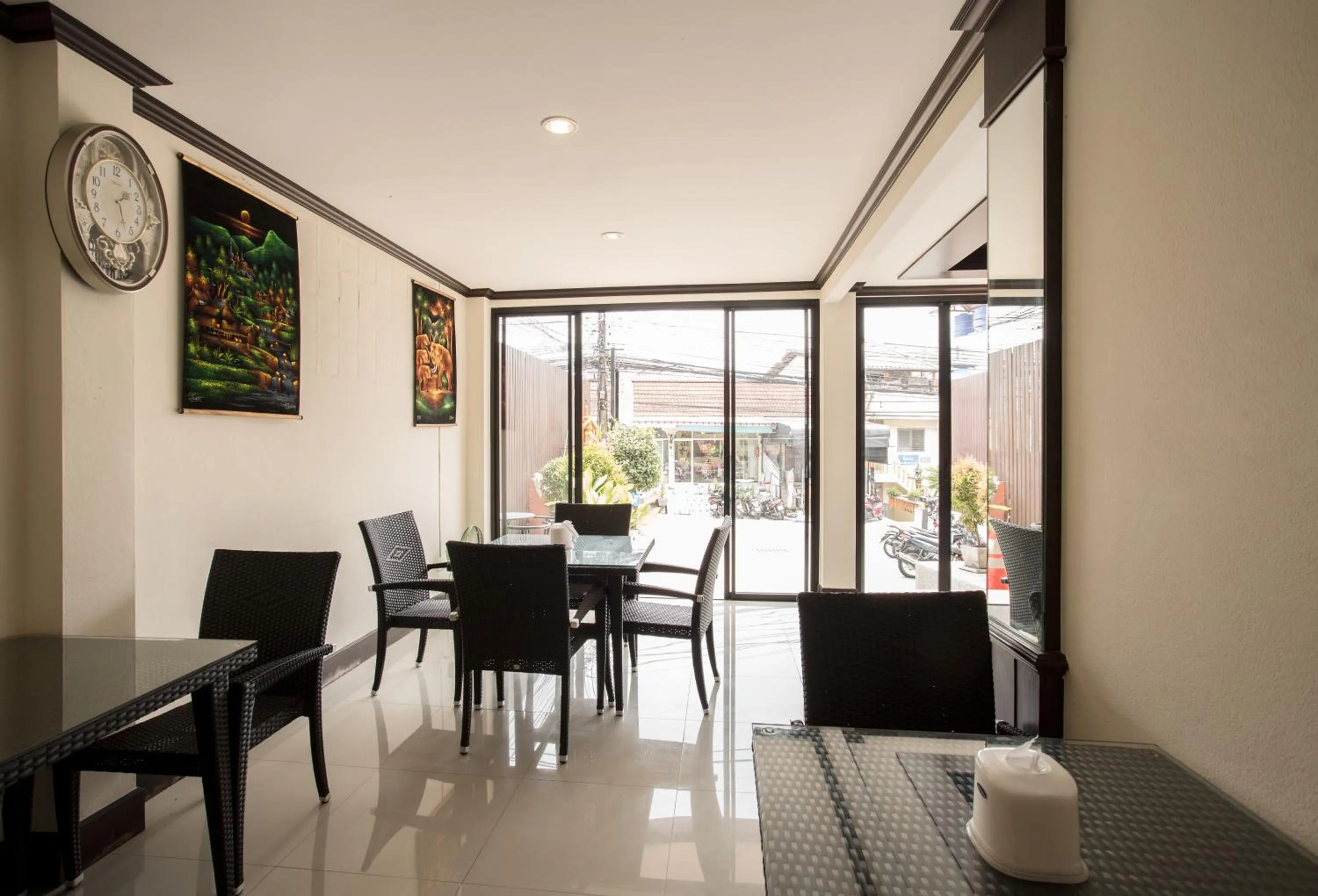 Communal lounge/ TV room in Paripas Express Patong