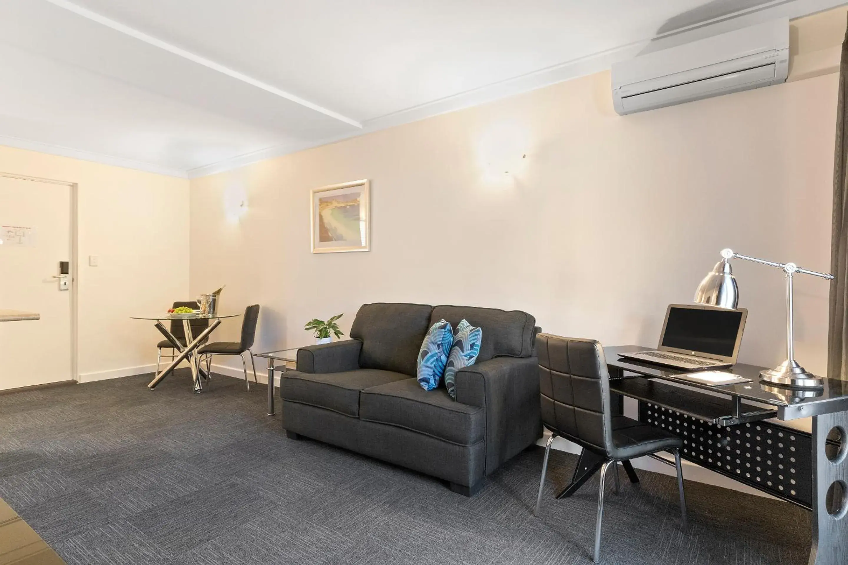 Classic One-Bedroom Suite - single occupancy in The Peninsula Riverside Serviced Apartments Classic One-Bedroom Suite - single occupancy in The Peninsula Riverside Serviced Apartments