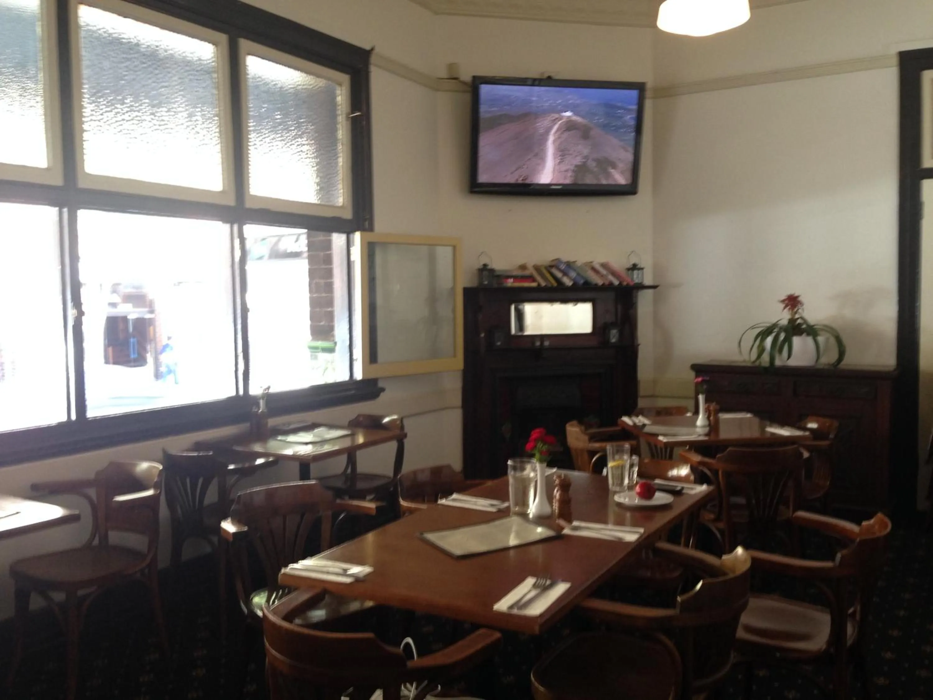 Restaurant/places to eat in Mercantile Hotel