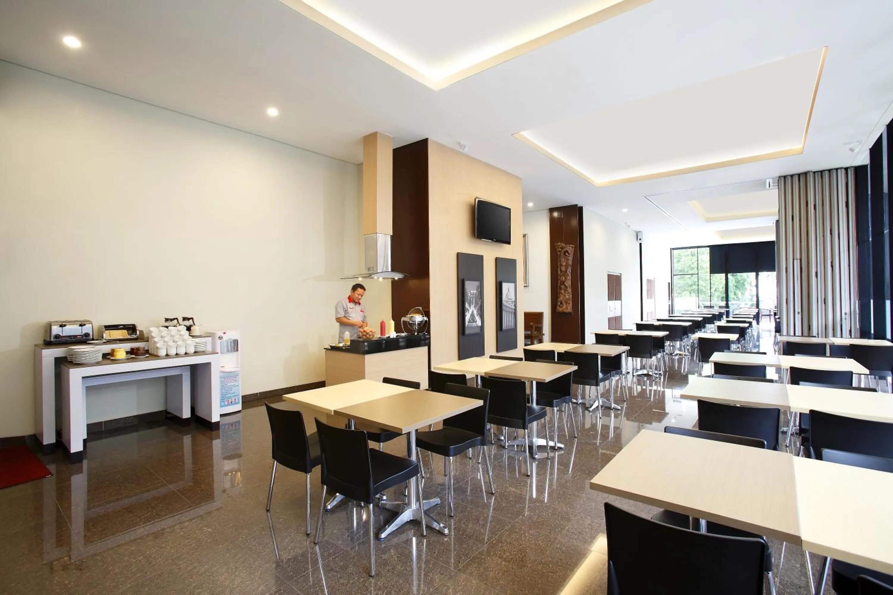 Restaurant/places to eat in Amaris Hotel Pasar Baru