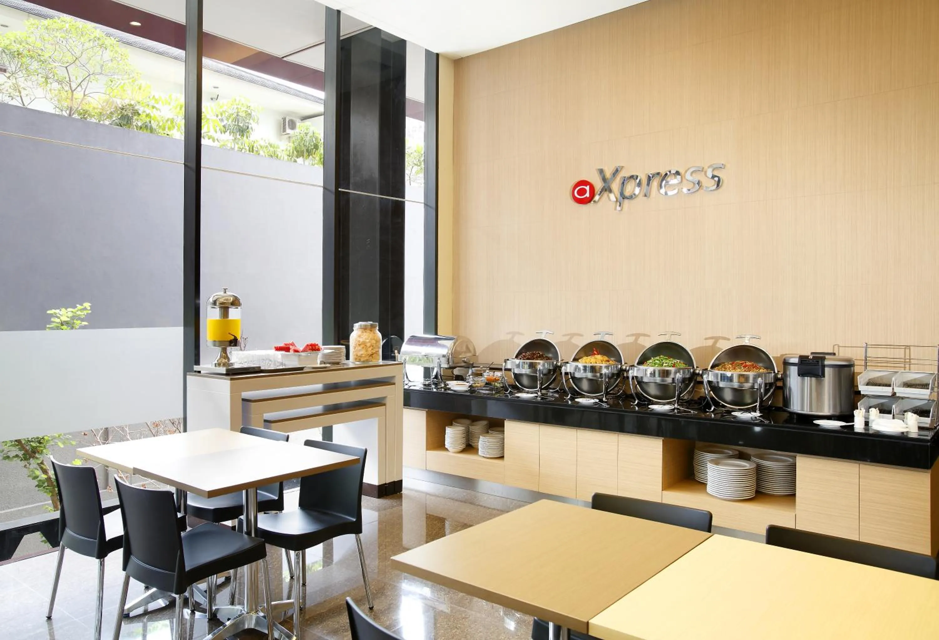 Restaurant/places to eat in Amaris Hotel Pasar Baru