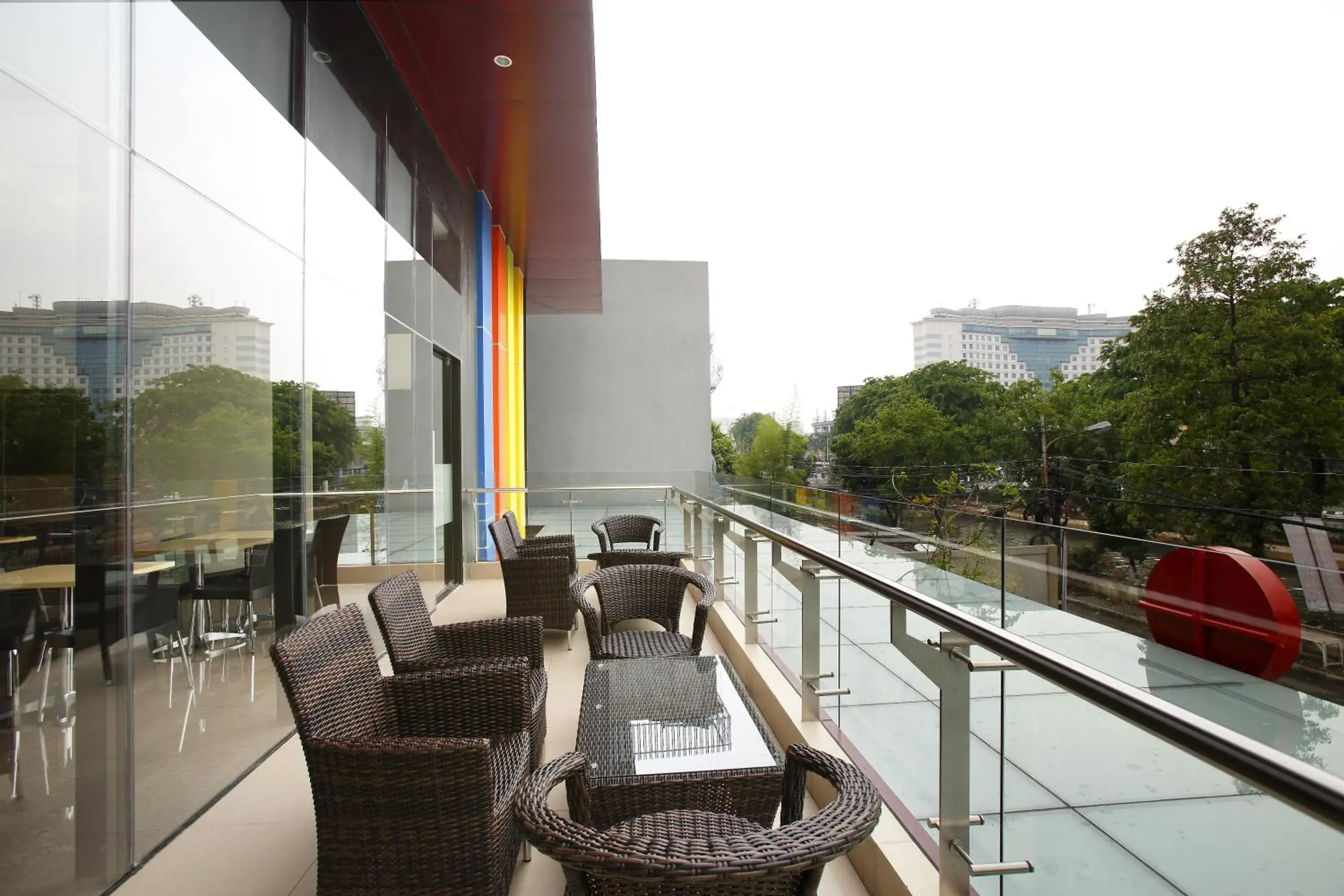 Restaurant/places to eat, Balcony/Terrace in Amaris Hotel Pasar Baru