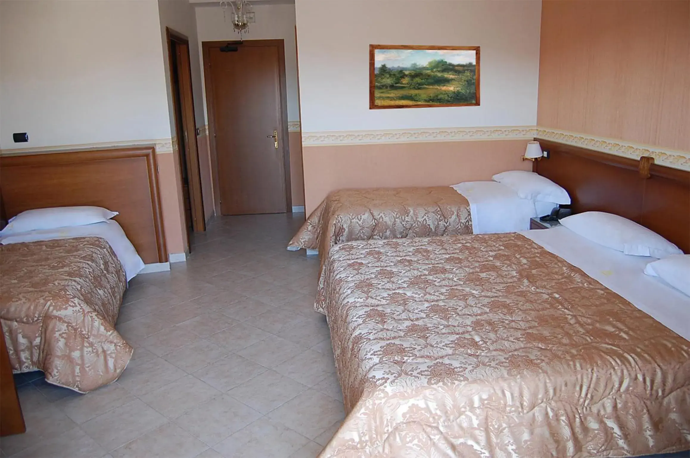 Classic Quadruple Room - single occupancy in Hotel Ristorante Donato Classic Quadruple Room - single occupancy in Hotel Ristorante Donato