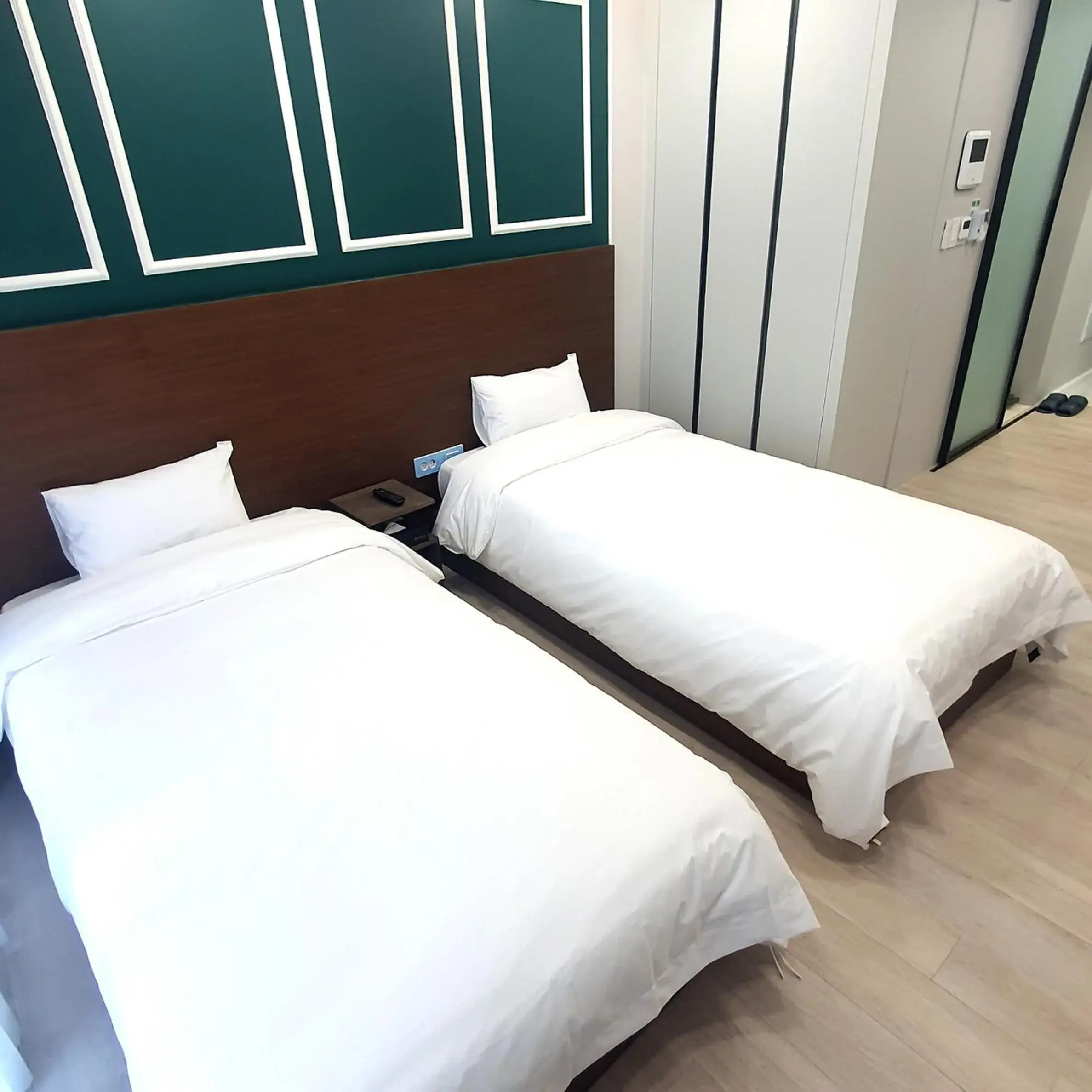 Photo of the whole room, Bed in Raviens Haeundae Avenue Photo of the whole room, Bed in Raviens Haeundae Avenue
