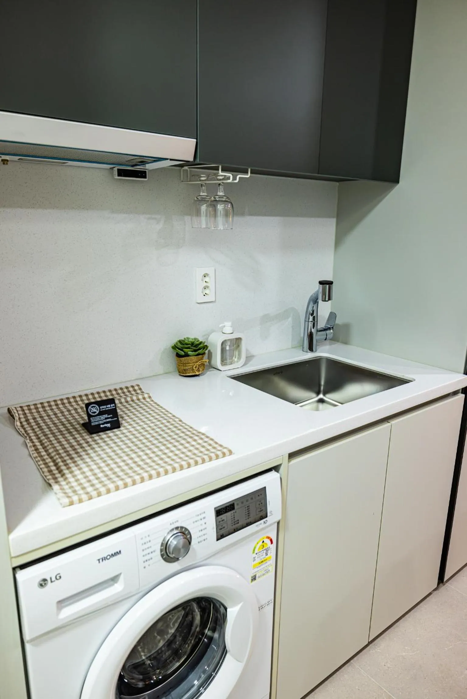 Kitchen or kitchenette in Raviens Haeundae Avenue