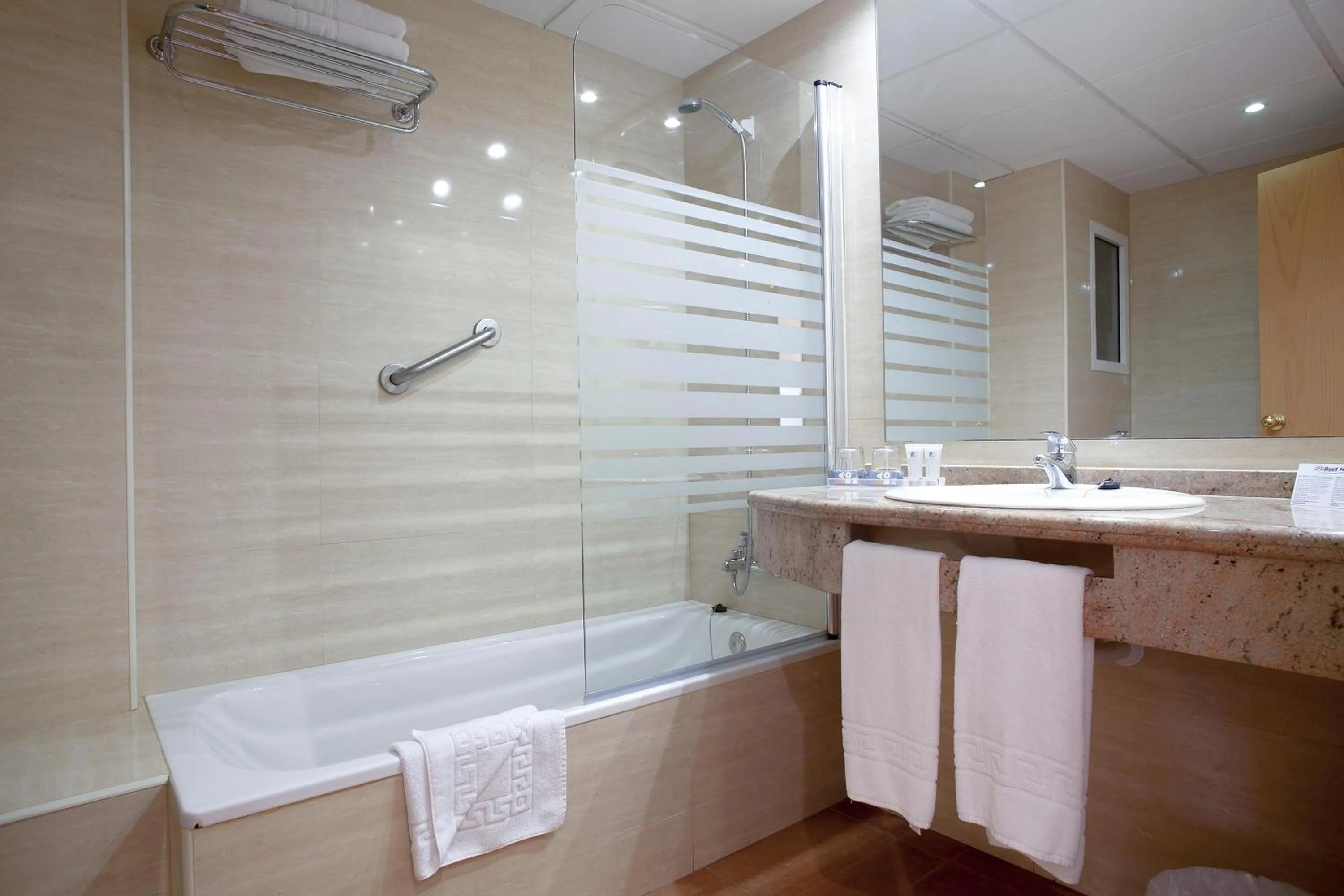 Bathroom in Hotel Best Oasis Park