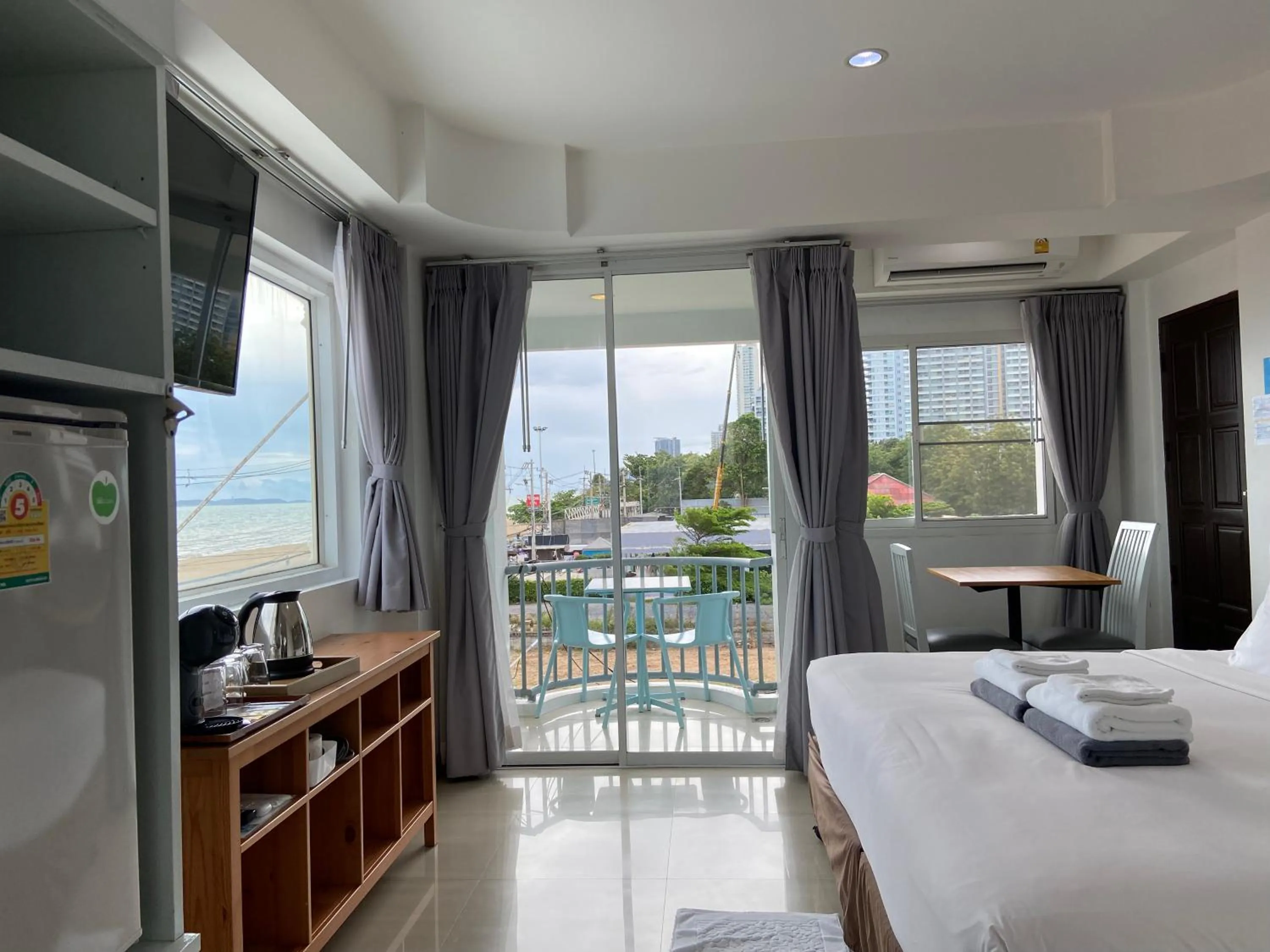 Balcony/Terrace, Bed in KP Seaview Jomtien
