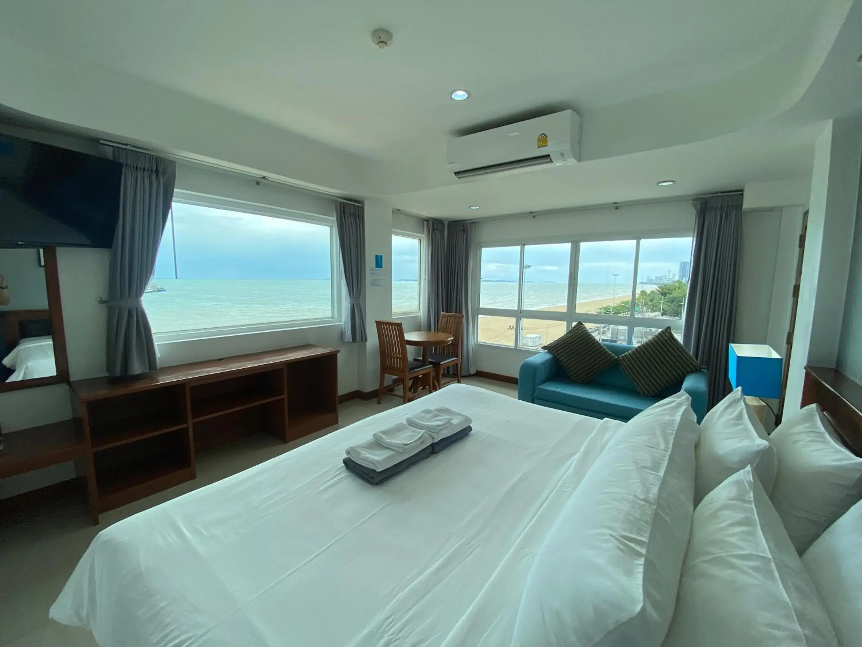 Deluxe Double Room with Sea View in KP Seaview Jomtien Deluxe Double Room with Sea View in KP Seaview Jomtien
