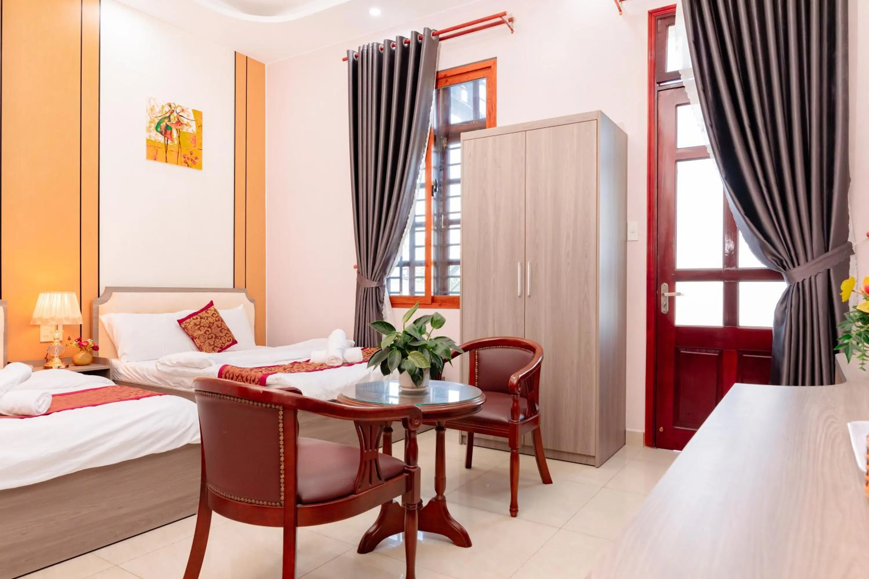 Seating area, Bed in Hoang Long Hotel Da Lat City