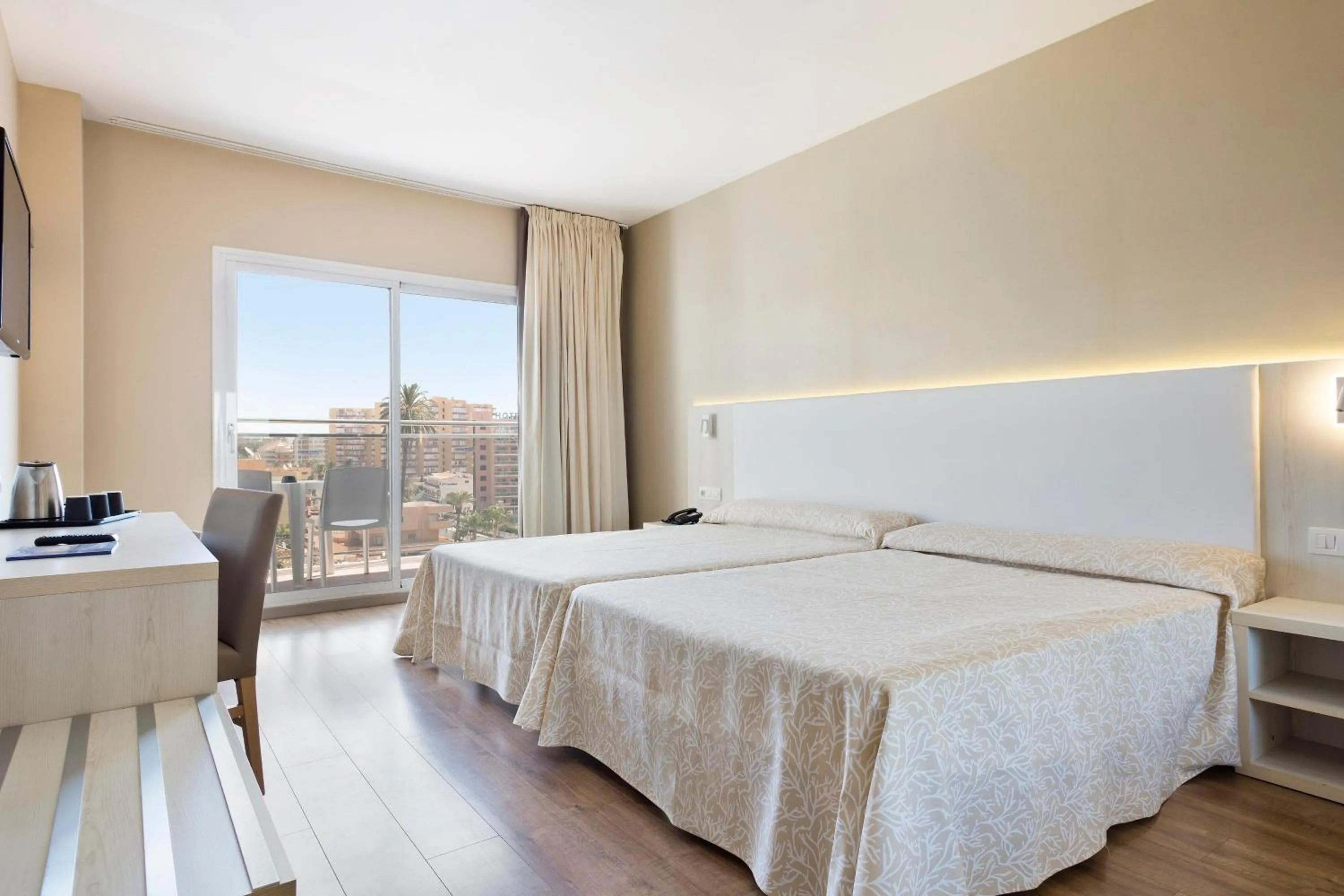 Photo of the whole room, Bed in Hotel Best Siroco