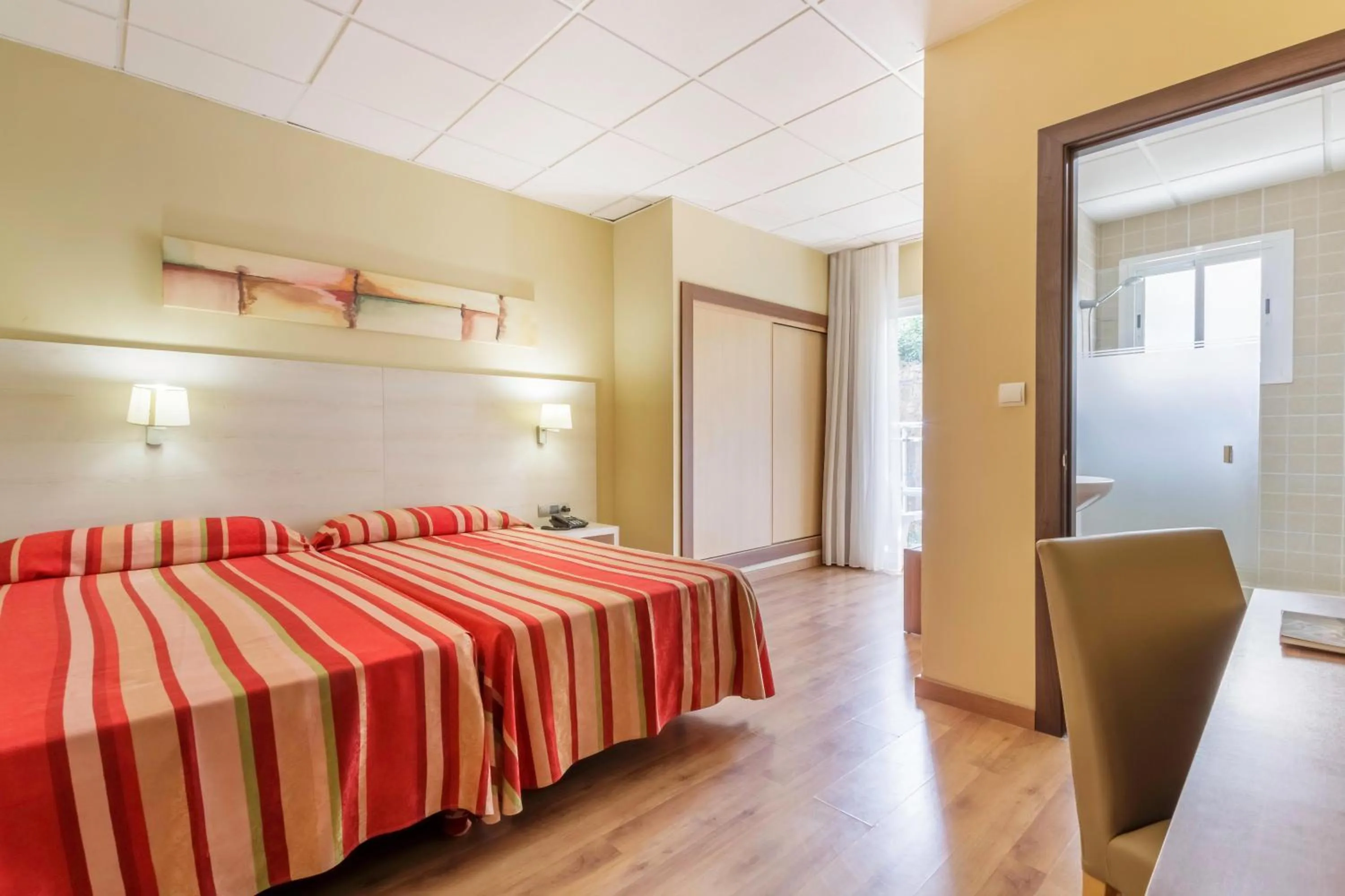 Photo of the whole room, Bed in Hotel Best Siroco