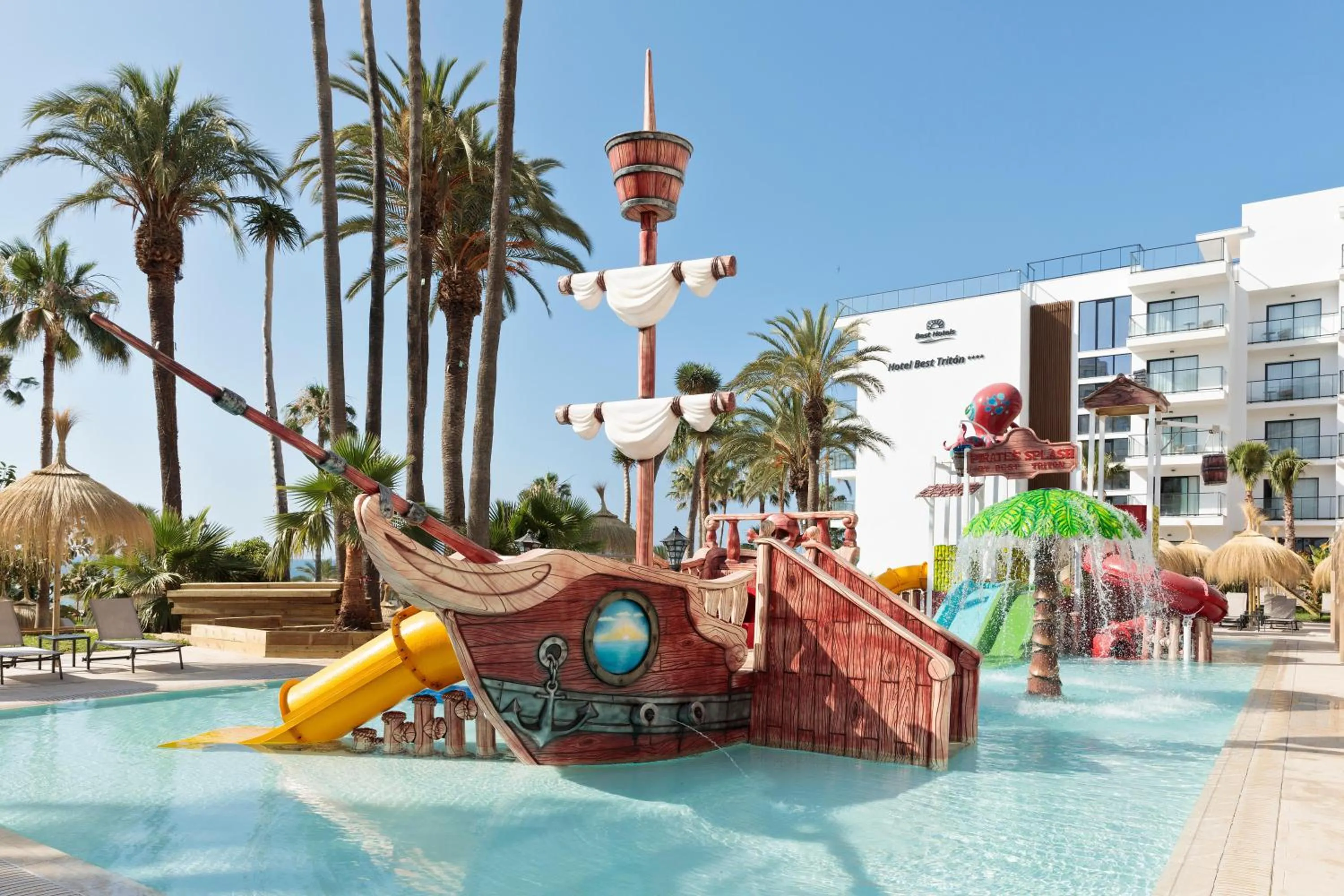 Swimming pool in Hotel Best Triton