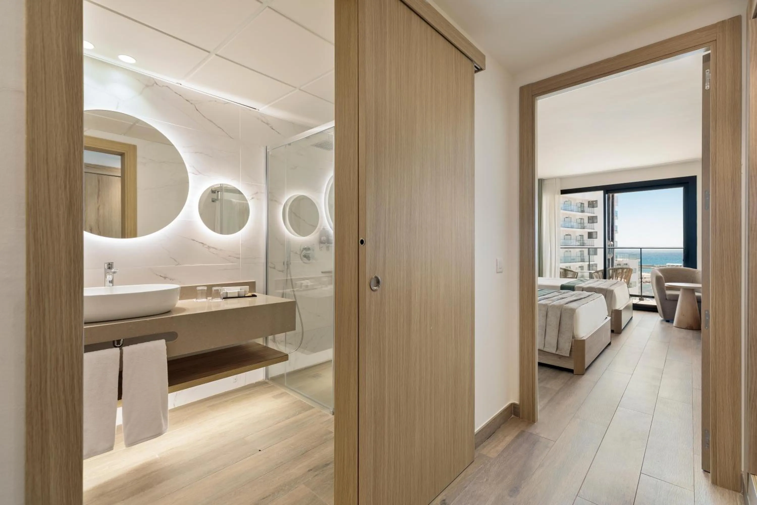 Bathroom, Bed in Hotel Best Triton