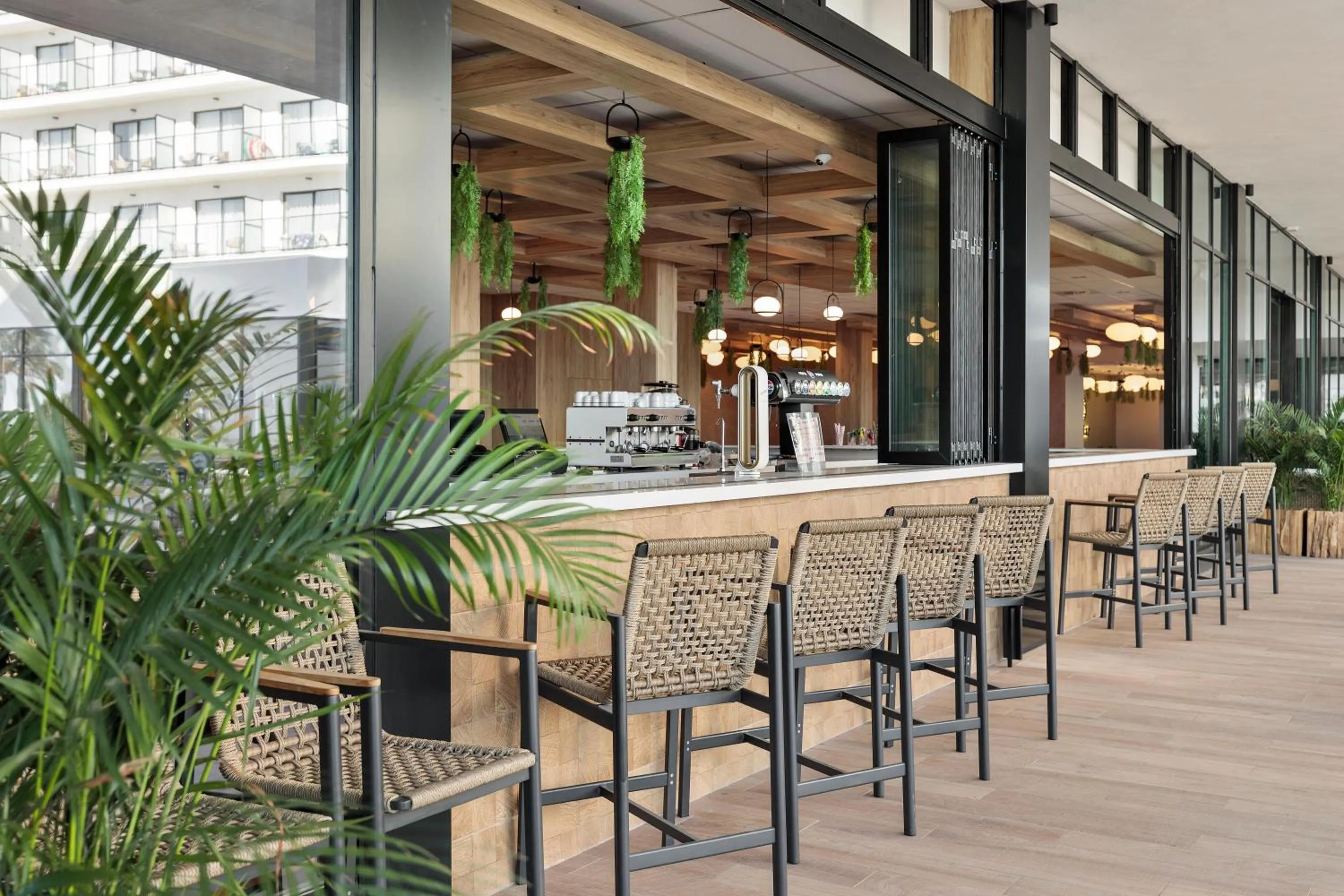 Lounge or bar in Hotel Best Triton