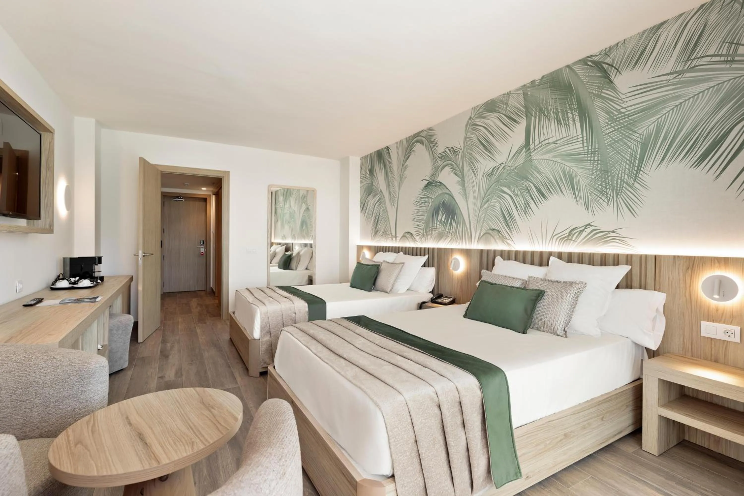 Photo of the whole room, Bed in Hotel Best Triton