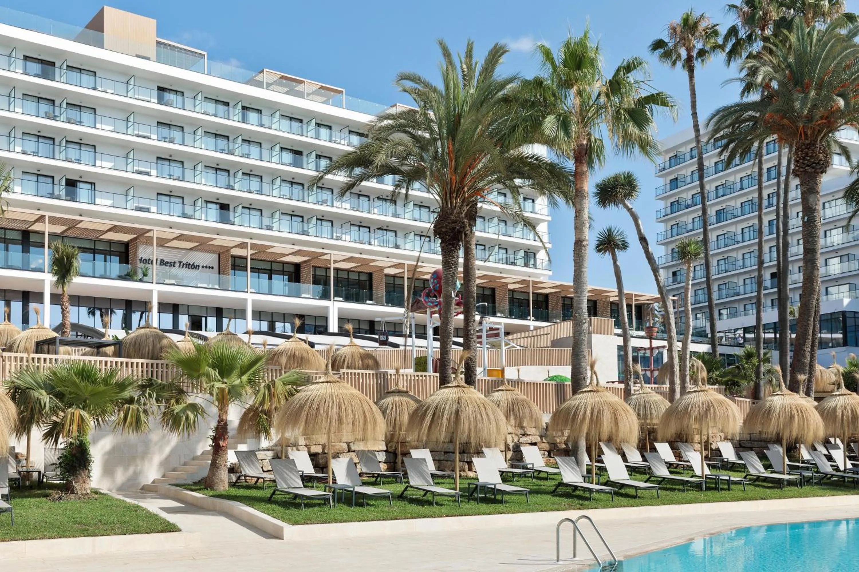 Swimming pool in Hotel Best Triton