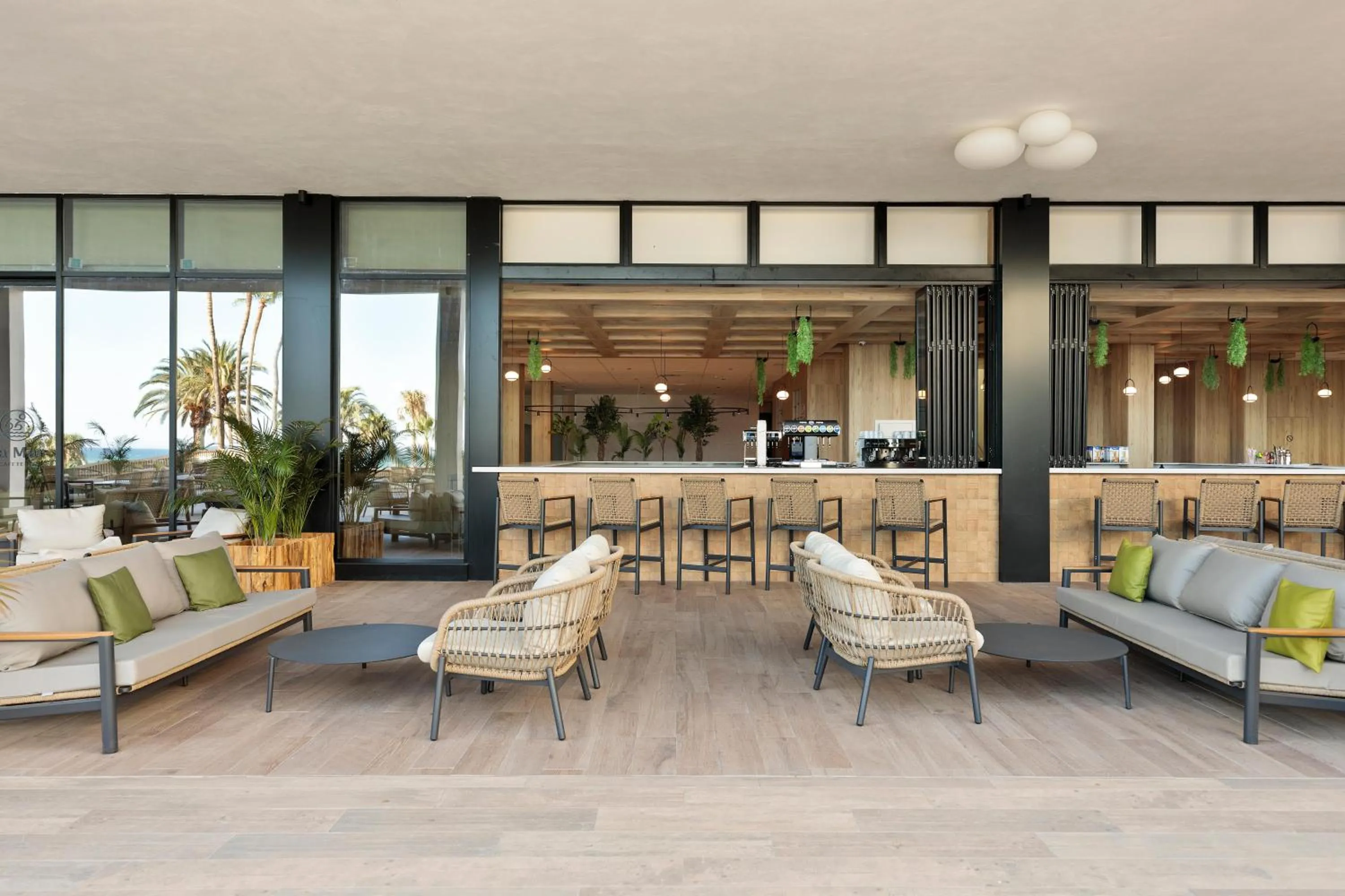 Lounge or bar in Hotel Best Triton