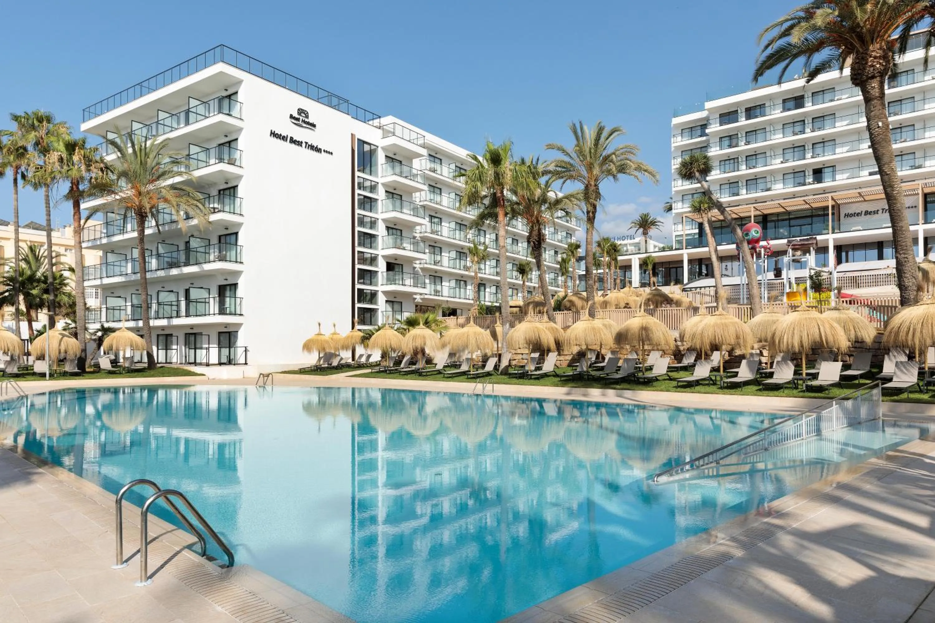 Swimming pool in Hotel Best Triton