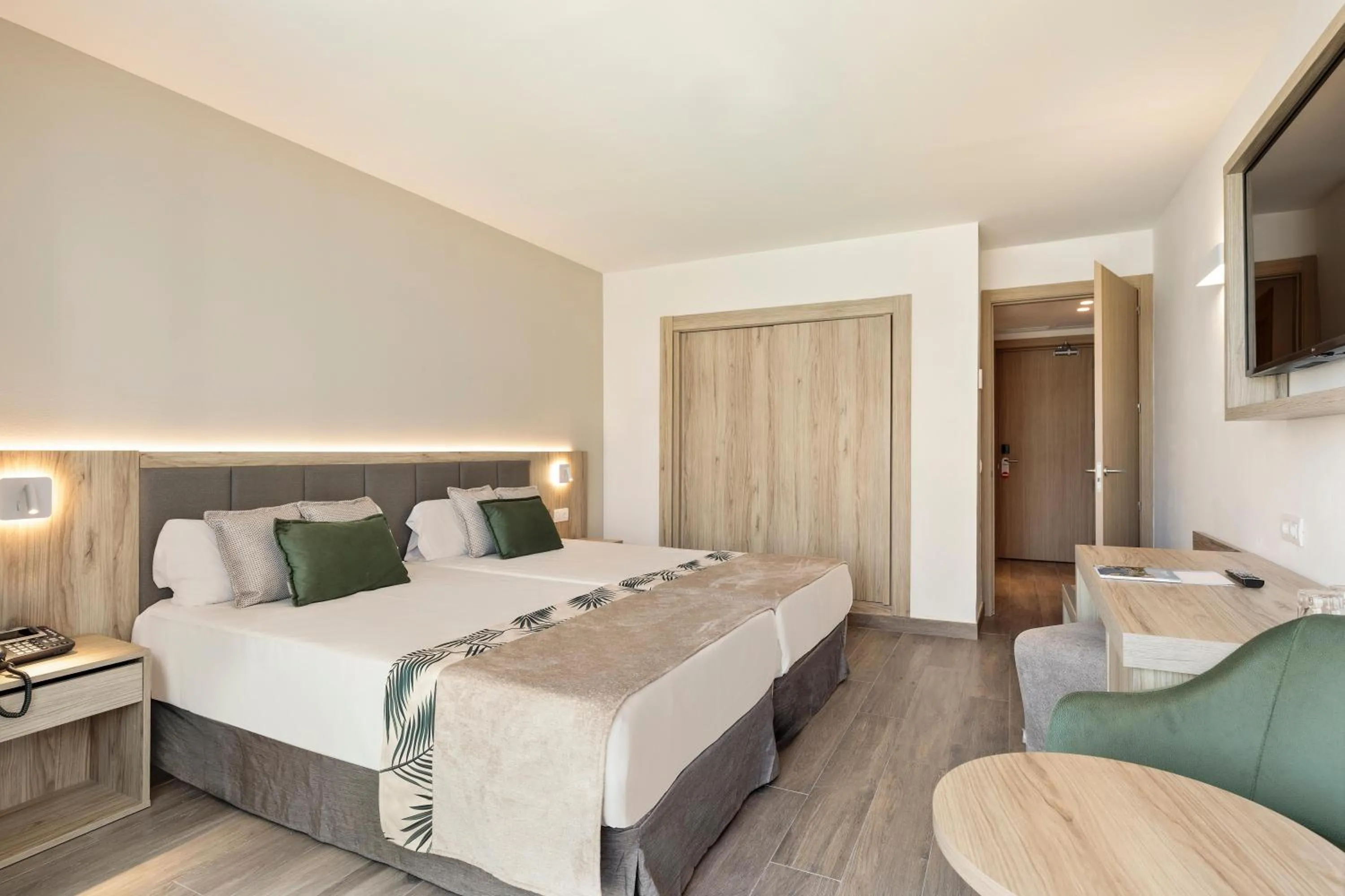 Photo of the whole room, Bed in Hotel Best Triton