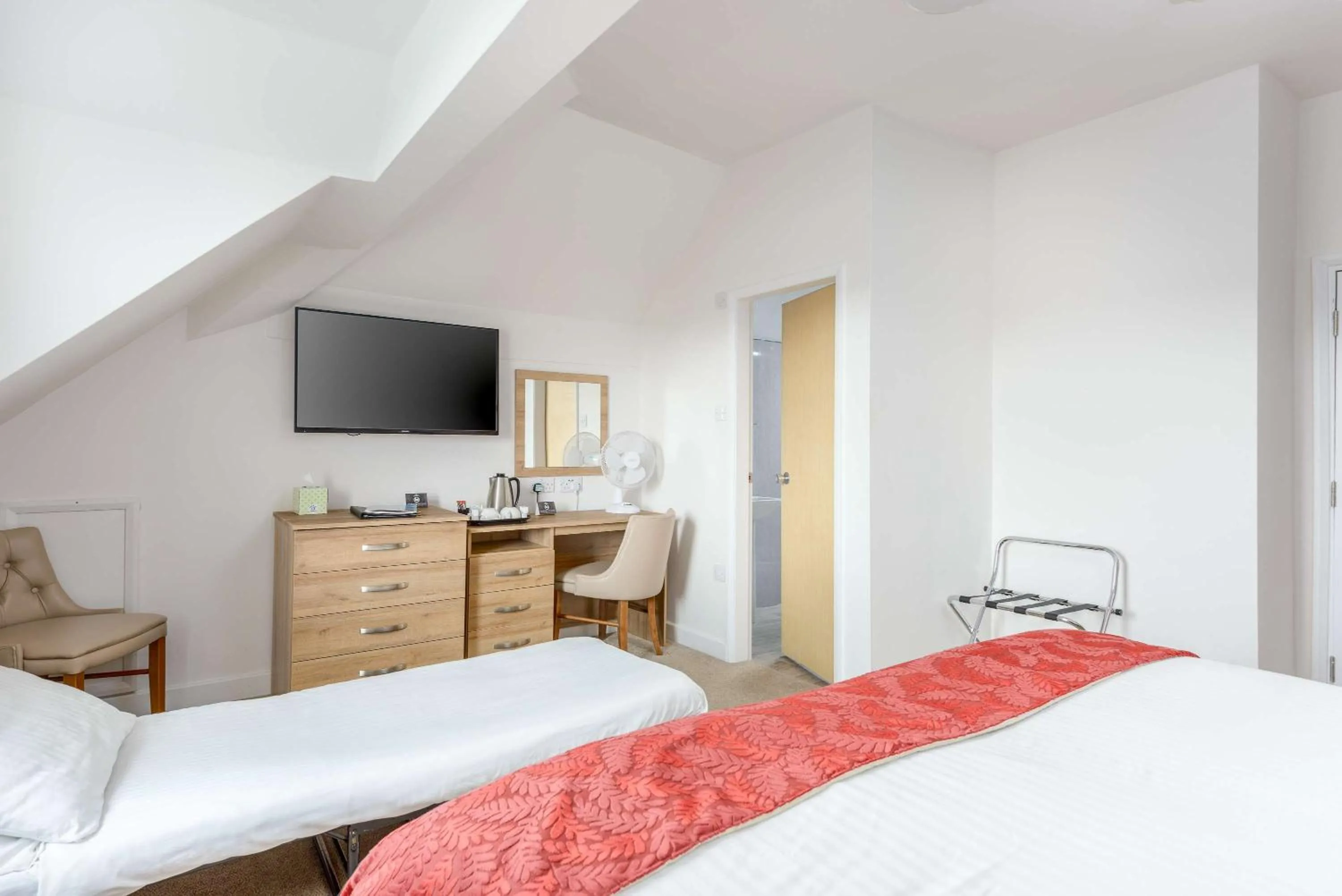 Bedroom, Bed in County Hotel